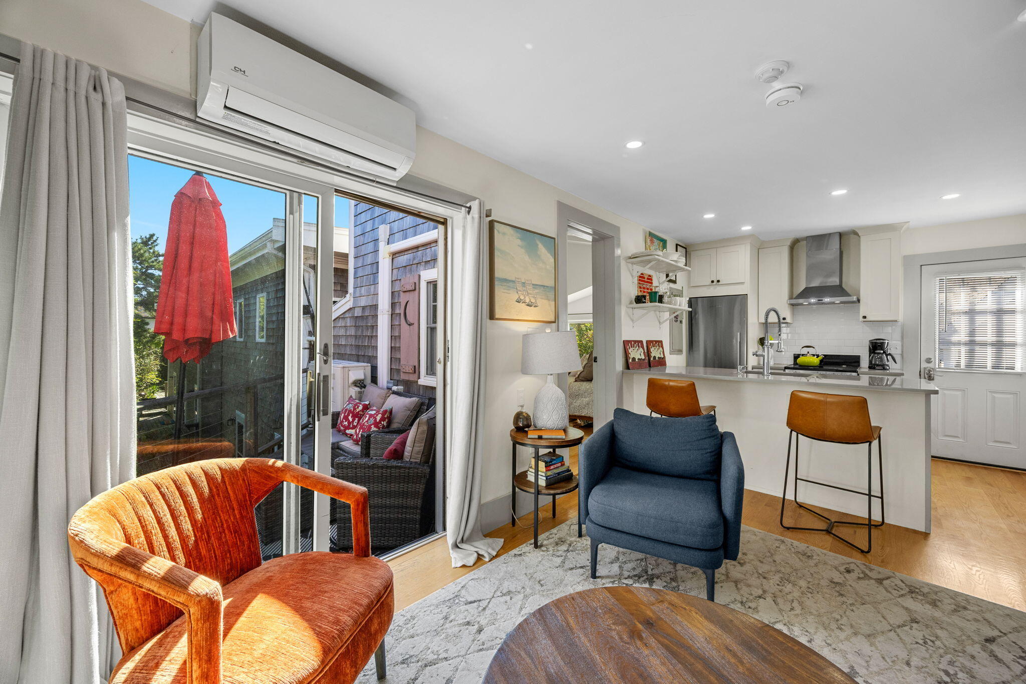  Soaring Ceilings, Two Private Decks & a Fresh Take on East End Living - 物件實景