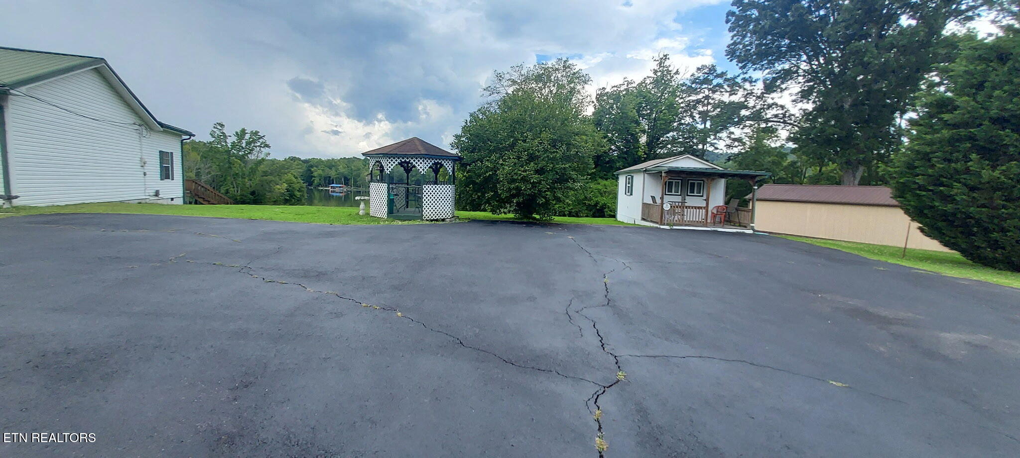Kingston, Tennessee, 37763, United States, 3 Bedrooms Bedrooms, ,2 BathroomsBathrooms,Residential,For Sale,1891153