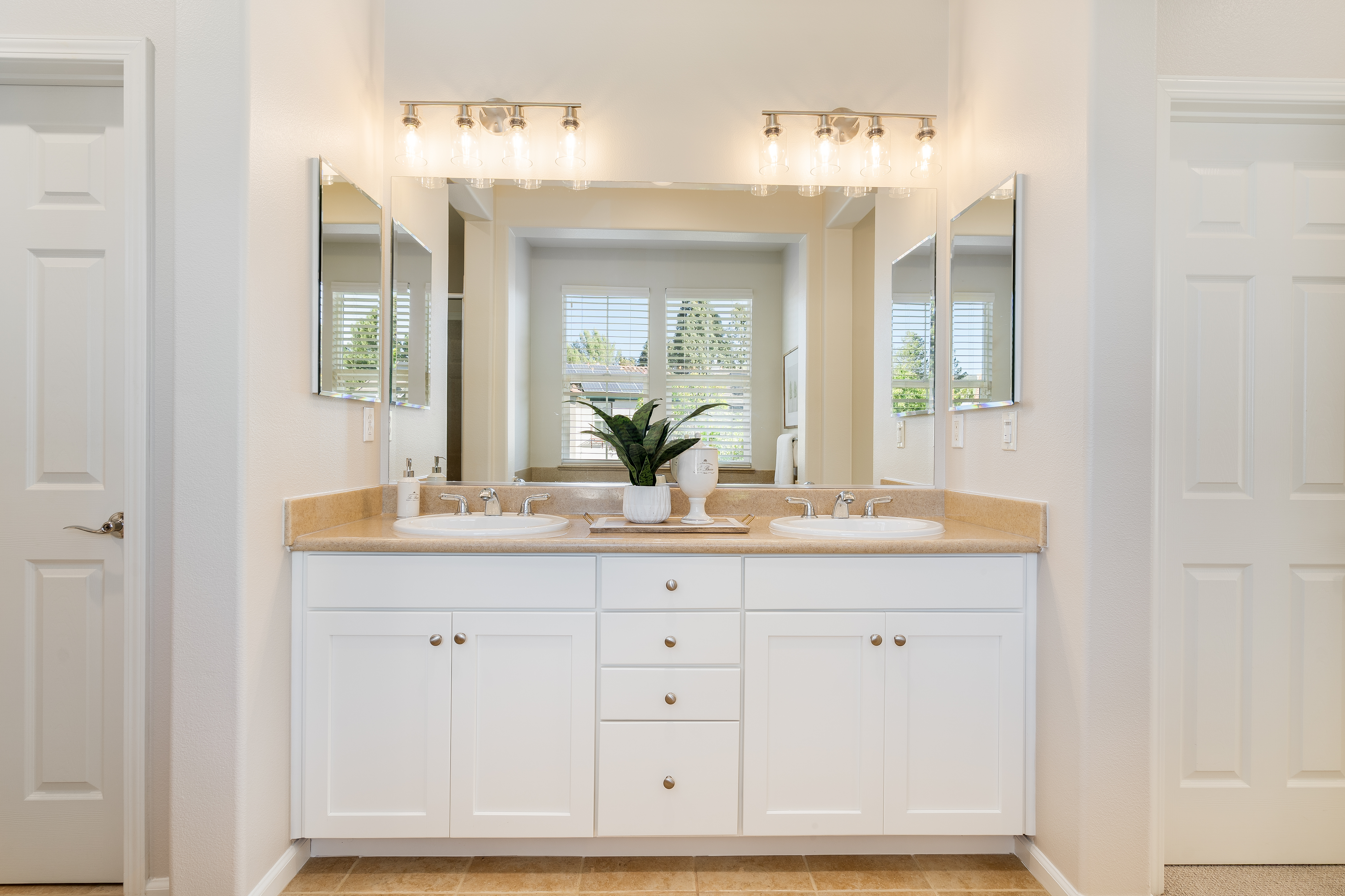  Monterosso Elegance on a Premier Corner Lot - 物件實景