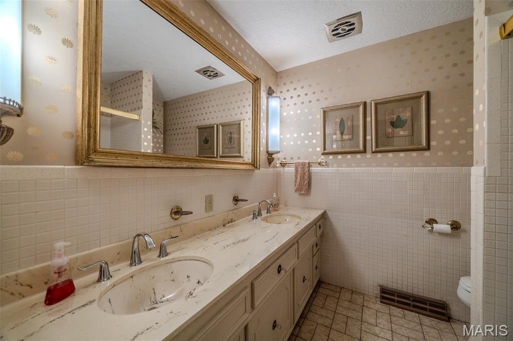 Lebanon, Missouri, 65536, United States, 5 Bedrooms Bedrooms, ,5 BathroomsBathrooms,Residential,For Sale,1973861