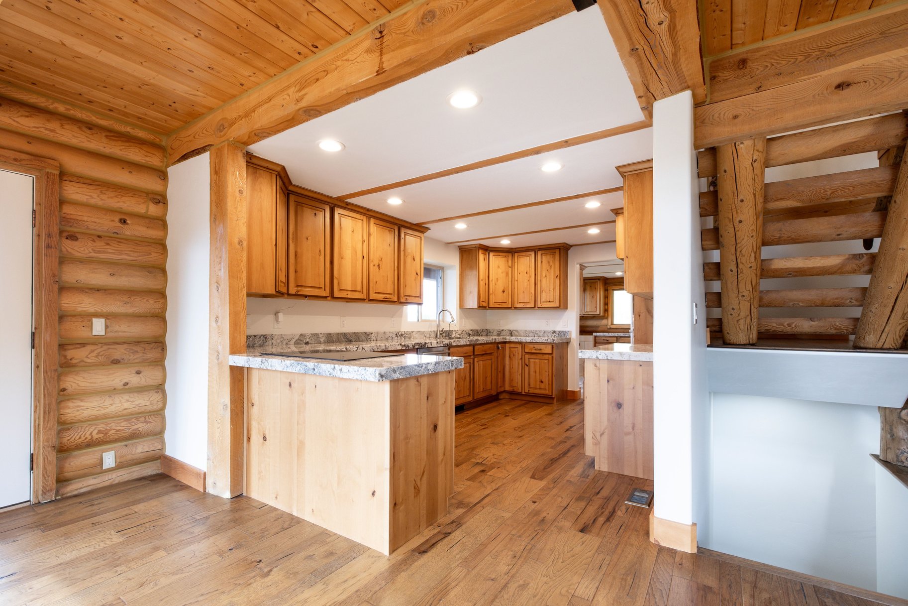  Large Cabin on 1.1 Acres with Scenic Mountain Views - 物件實景