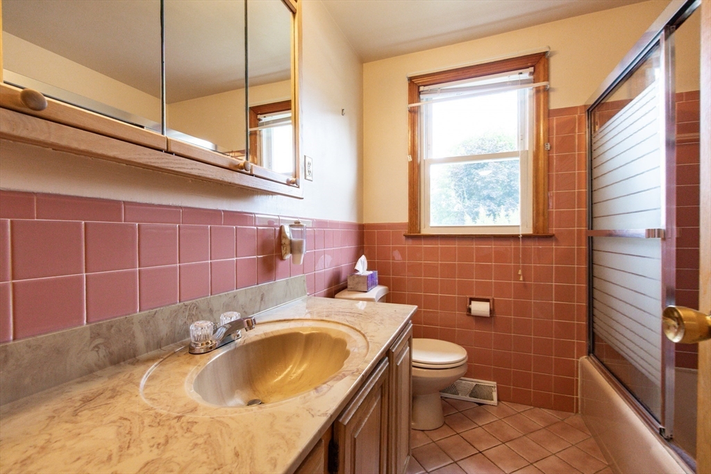 Stoughton, Massachusetts, 02072, United States, 4 Bedrooms Bedrooms, ,2 BathroomsBathrooms,Residential,For Sale,1976018