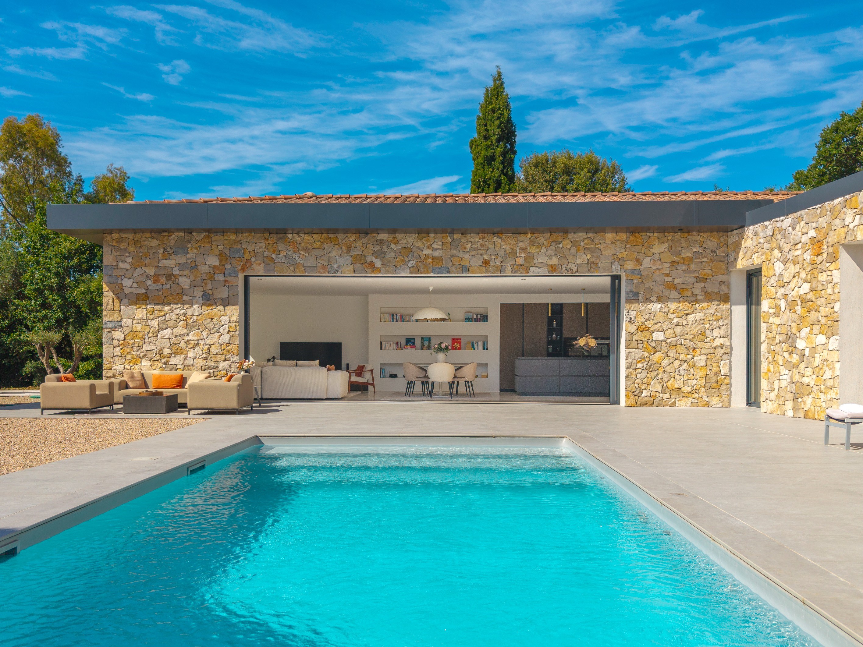  French Riviera estate combining modern architecture and historic stone charm - 物件實景