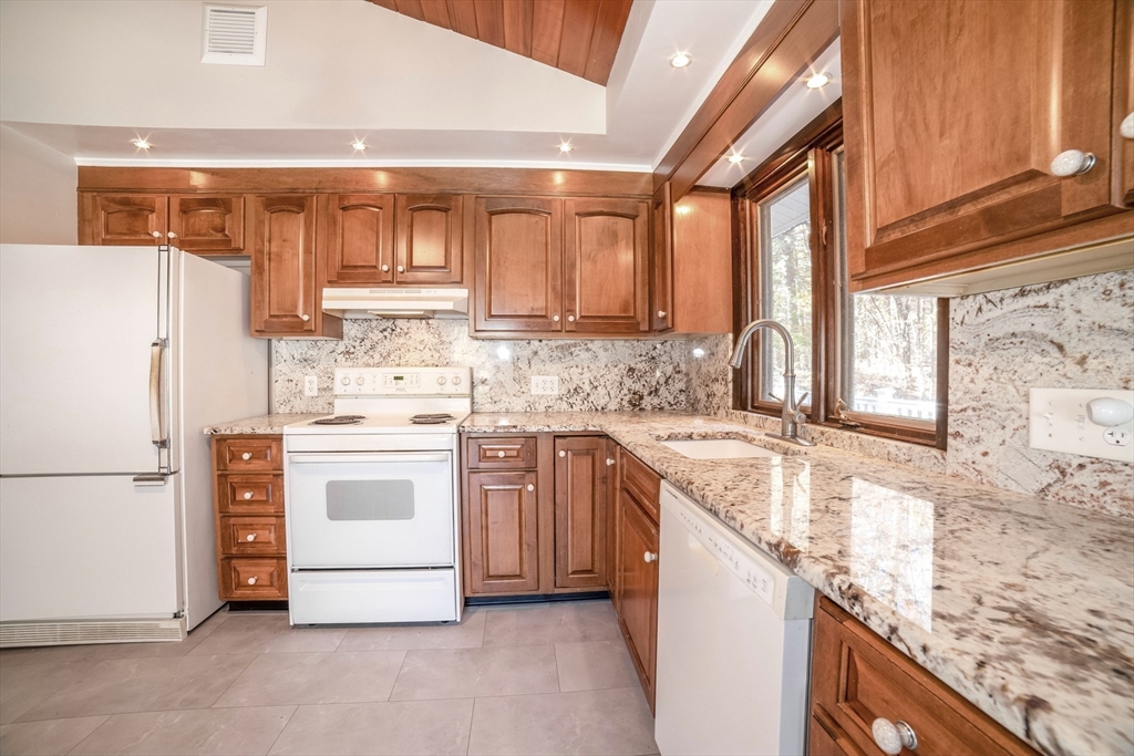 Holden, Massachusetts, 01520, United States, 3 Bedrooms Bedrooms, ,3 BathroomsBathrooms,Residential,For Sale,1991107