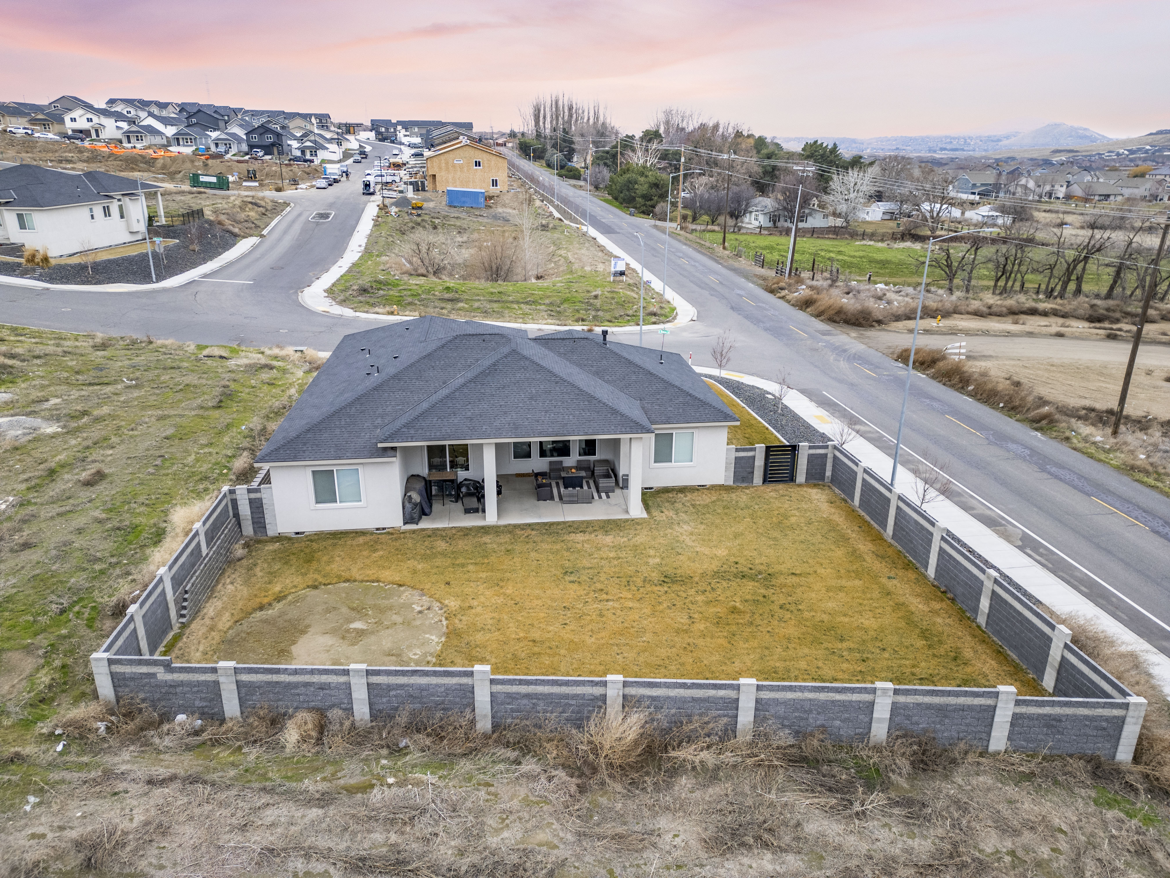 Kennewick, Washington, 99338, United States, 4 Bedrooms Bedrooms, ,3 BathroomsBathrooms,Residential,For Sale,2044303