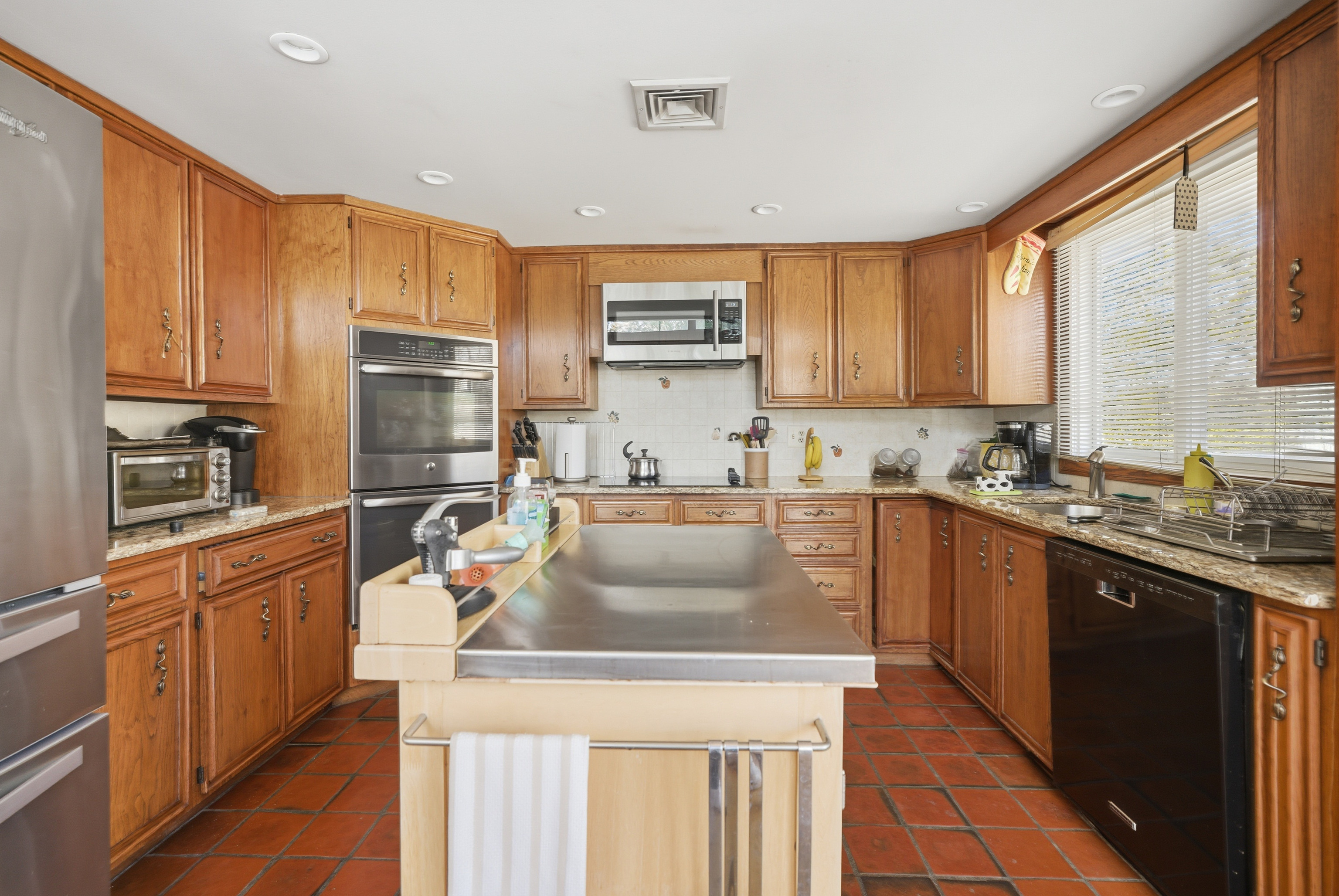 Danbury, Connecticut, 06810, United States, 4 Bedrooms Bedrooms, ,2 BathroomsBathrooms,Residential,For Sale,1988072