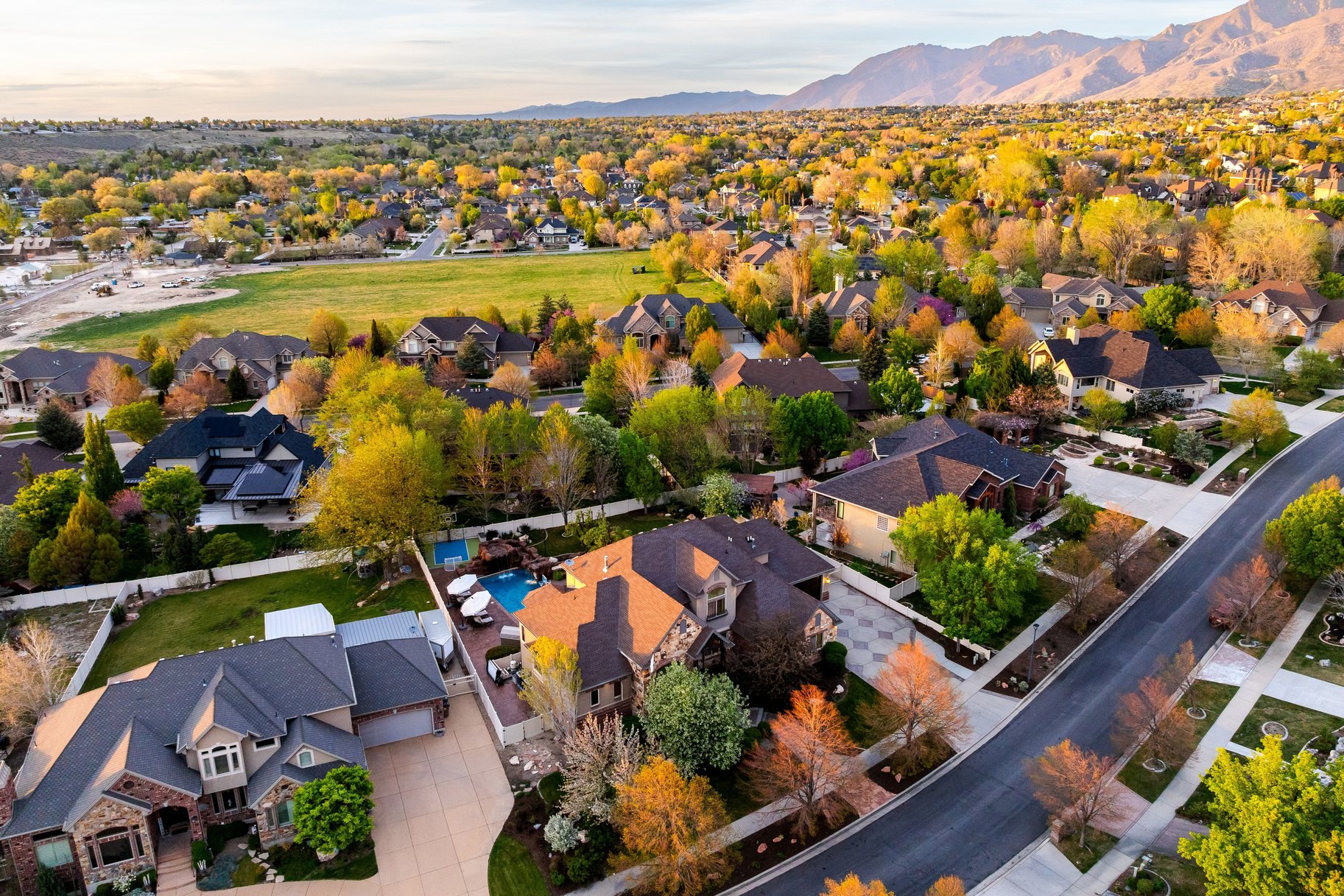  Custom 2-Story Parade Home with Dolphin Bolderscape Grotto Pool & 6 Car Garage - 物件實景