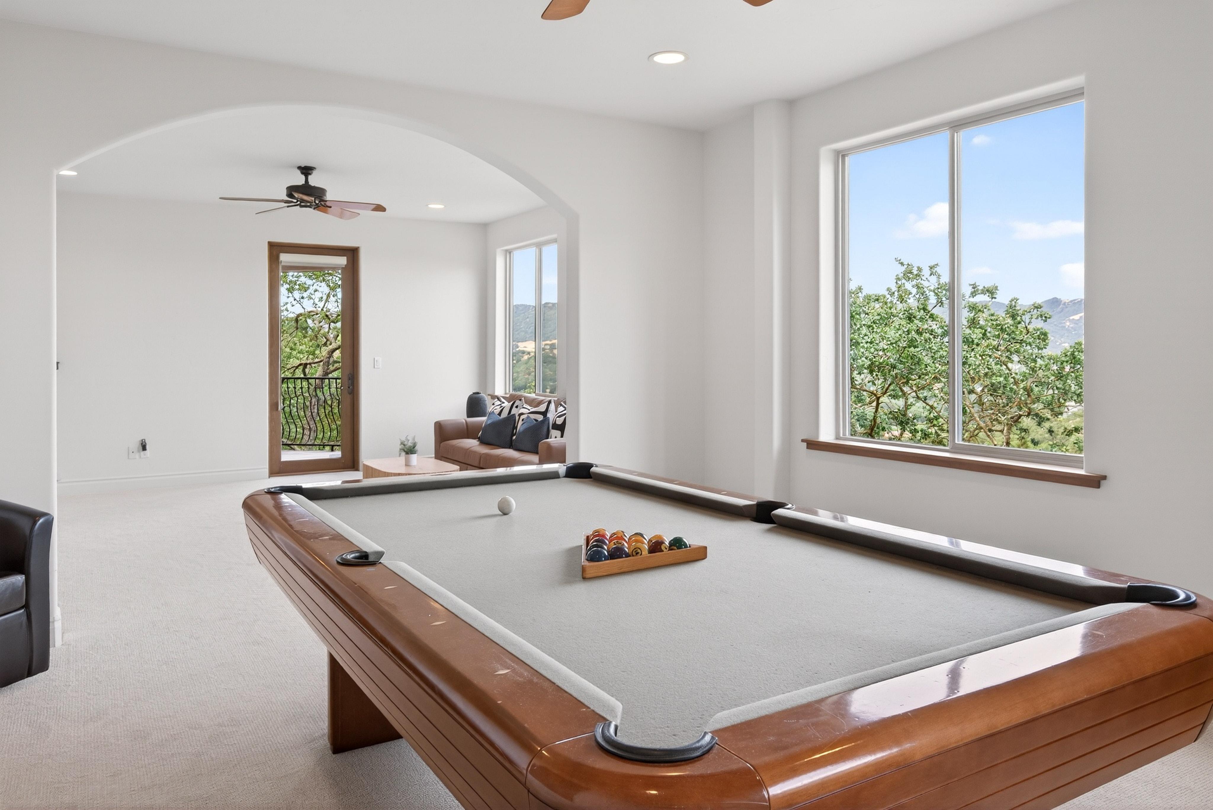  An Extraordinary Round Hill Estate Defined by Privacy, Views, and Sophistication - 物件實景