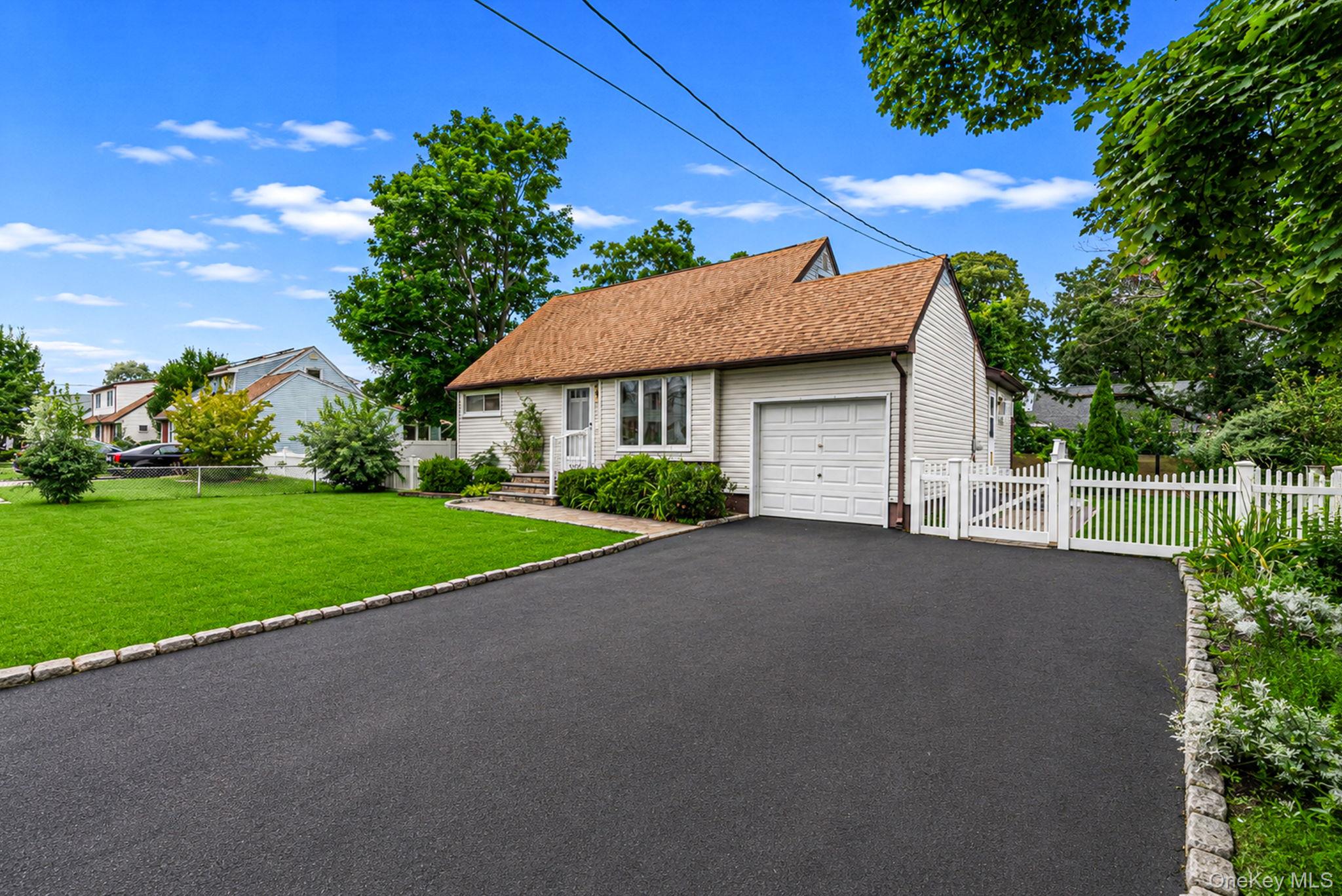 36th St, Lindenhurst, NY 11757