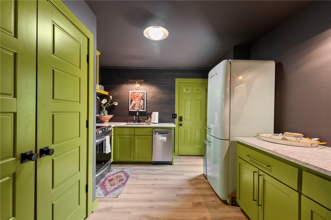 Fayetteville, Arkansas, 72703, United States, 2 Bedrooms Bedrooms, ,3 BathroomsBathrooms,Residential,For Sale,1846597