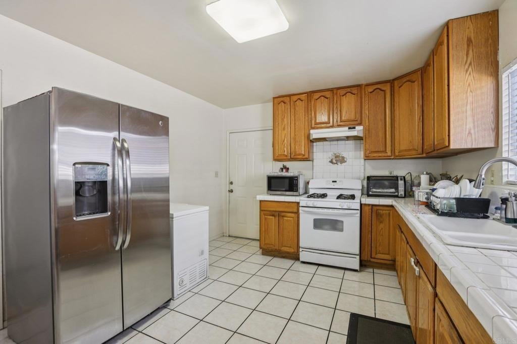 Los Angeles, California, 90038, United States, 3 Bedrooms Bedrooms, ,2 BathroomsBathrooms,Residential,For Sale,1925256