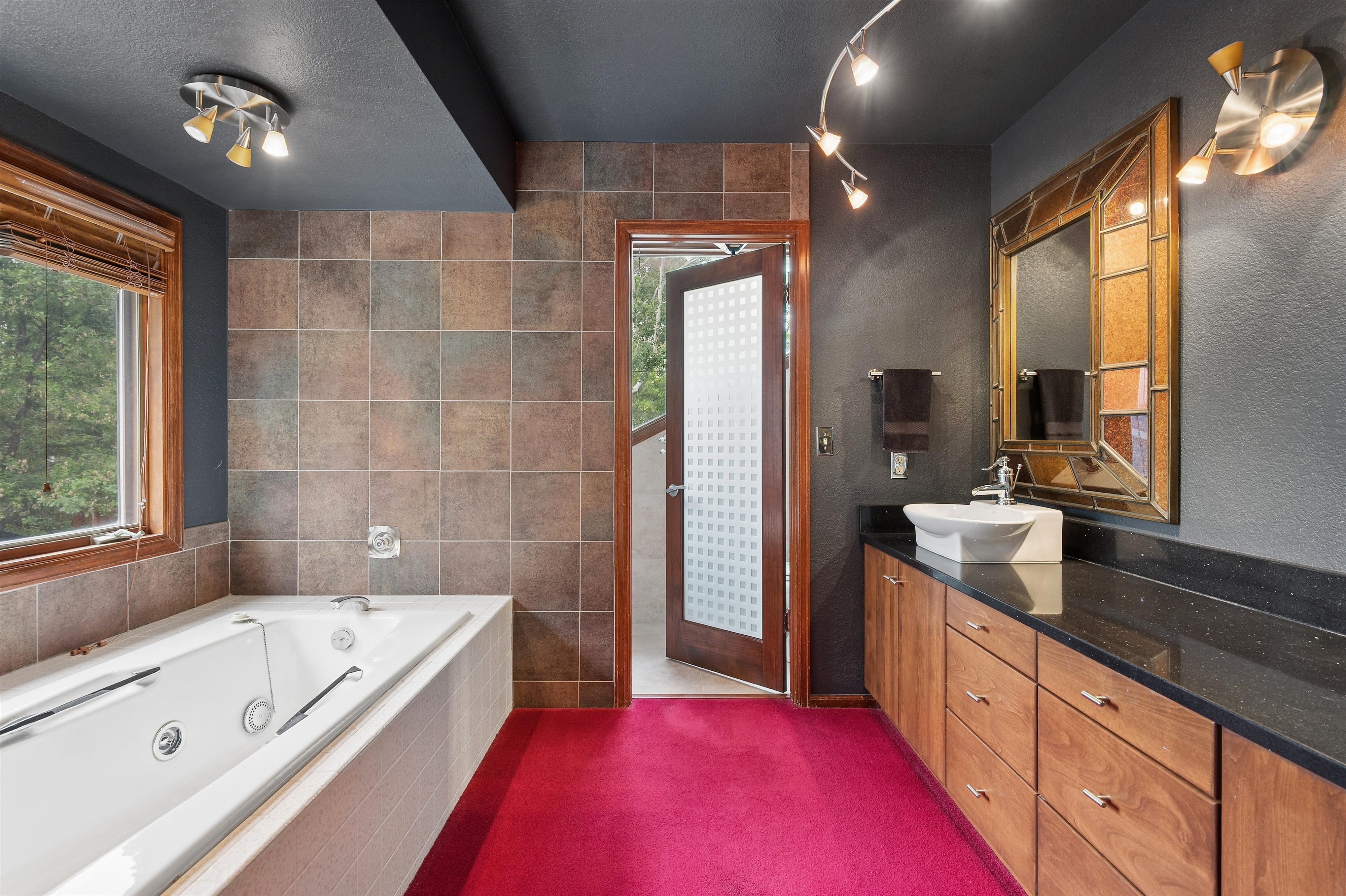  Architecturally distinctive home exudes a warm chalet and alpine feeling - 物件實景