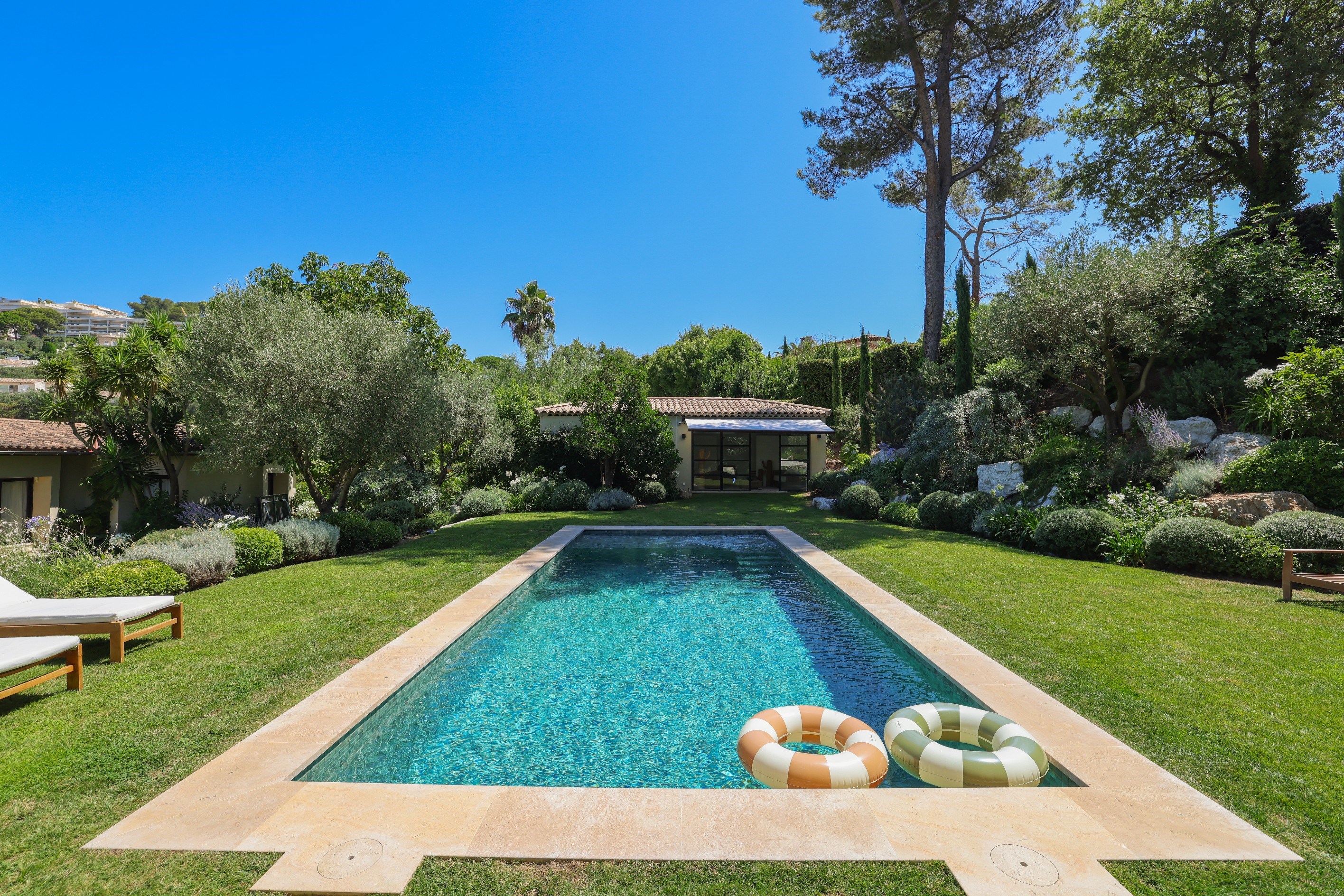  Le Cannet, luxury property for sale with landscaped gardens, heated swimming po… - 物件實景