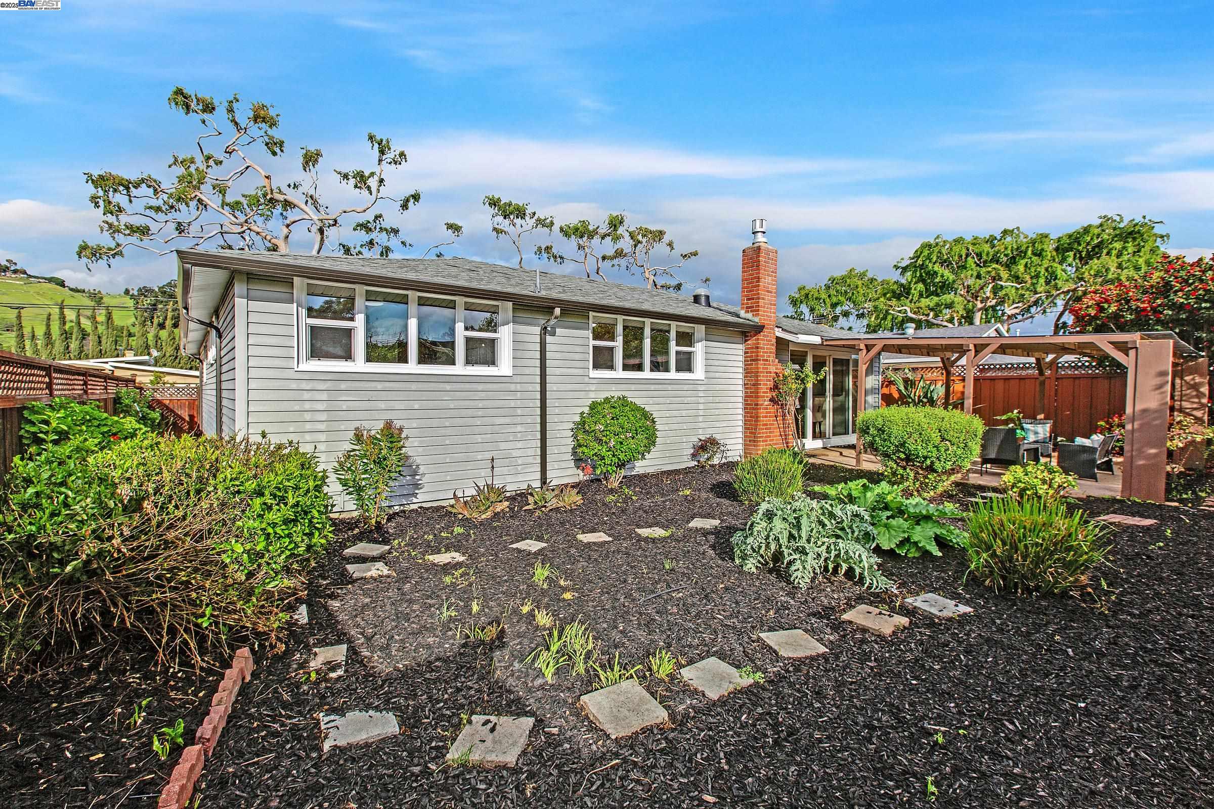 Hayward, California, 94544, United States, 6 Bedrooms Bedrooms, ,2 BathroomsBathrooms,Residential,For Sale,1868213