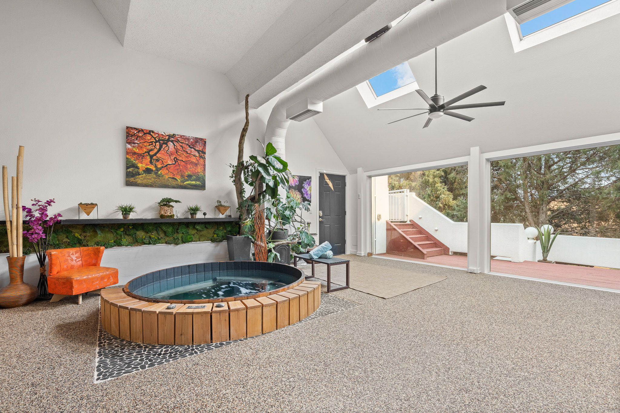  Set against the red rocks of Perry Park with a bold white stucco exterior - 物件實景