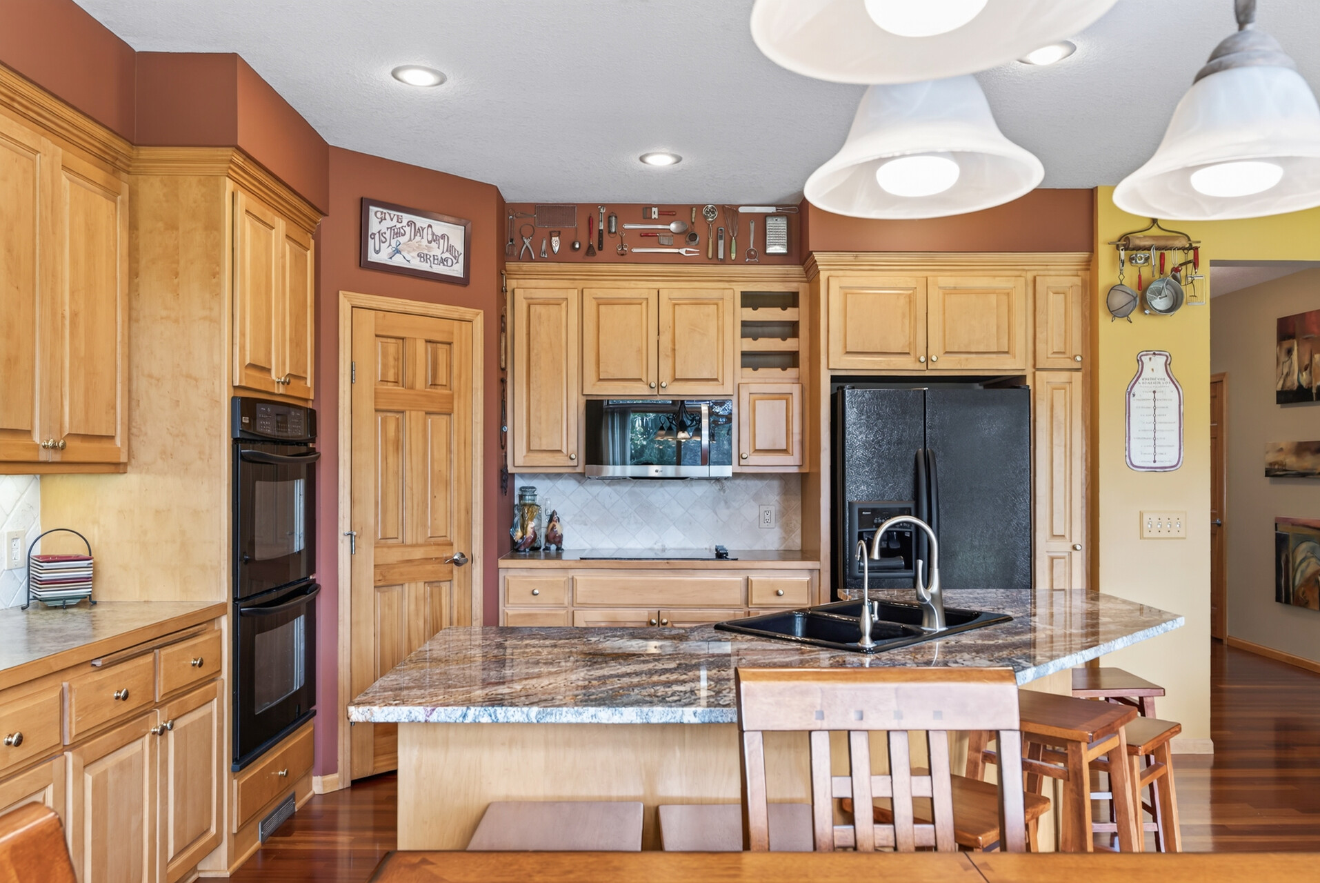  Elegant Fox Ridge Retreat with Exceptional Entertaining Spaces - 物件實景