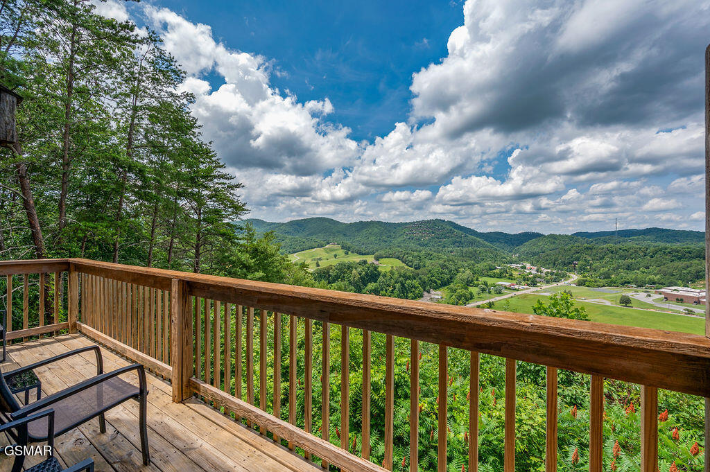 Sevierville, Tennessee, 37876, United States, 4 Bedrooms Bedrooms, ,6 BathroomsBathrooms,Residential,For Sale,2008845
