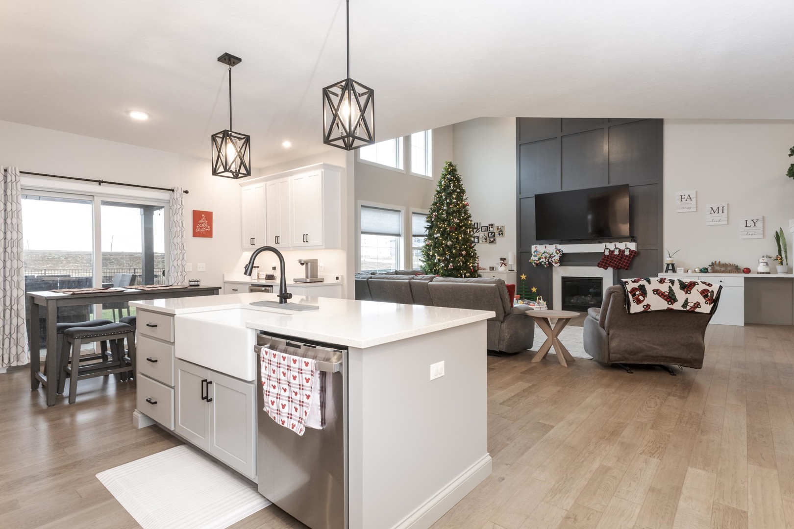 Bloomington, Illinois, 61705, United States, 4 Bedrooms Bedrooms, ,4 BathroomsBathrooms,Residential,For Sale,1996061