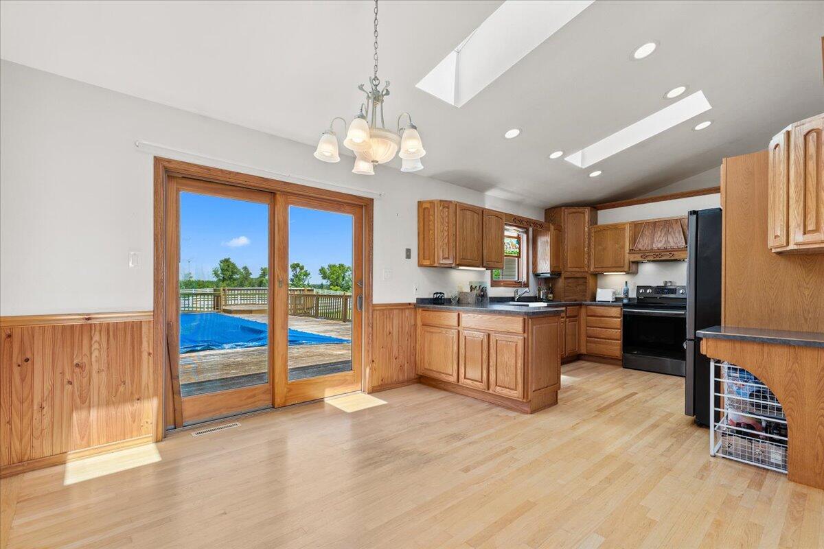 Hubbard, Wisconsin, 53035, United States, 4 Bedrooms Bedrooms, ,4 BathroomsBathrooms,Residential,For Sale,1885428