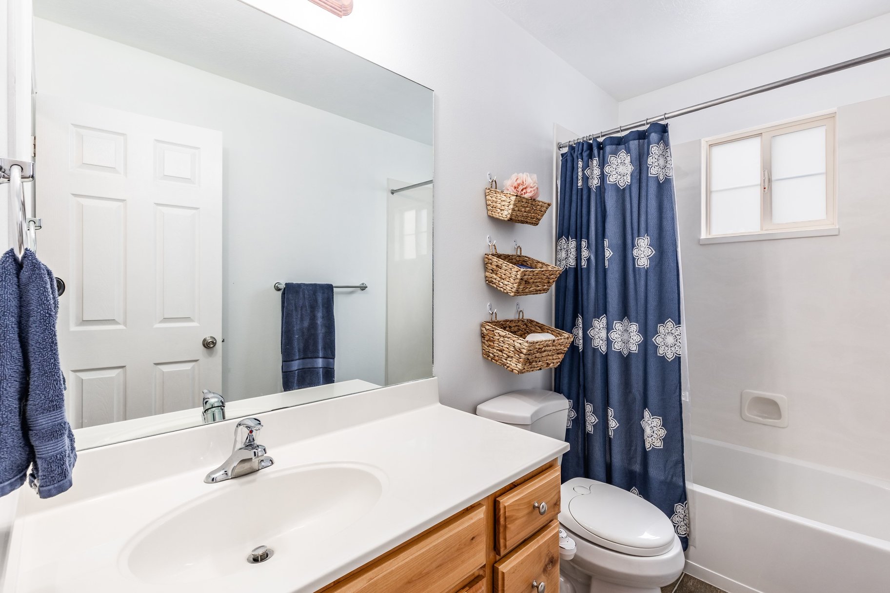  End Row Townhome in Highly Desired Location - 物件實景