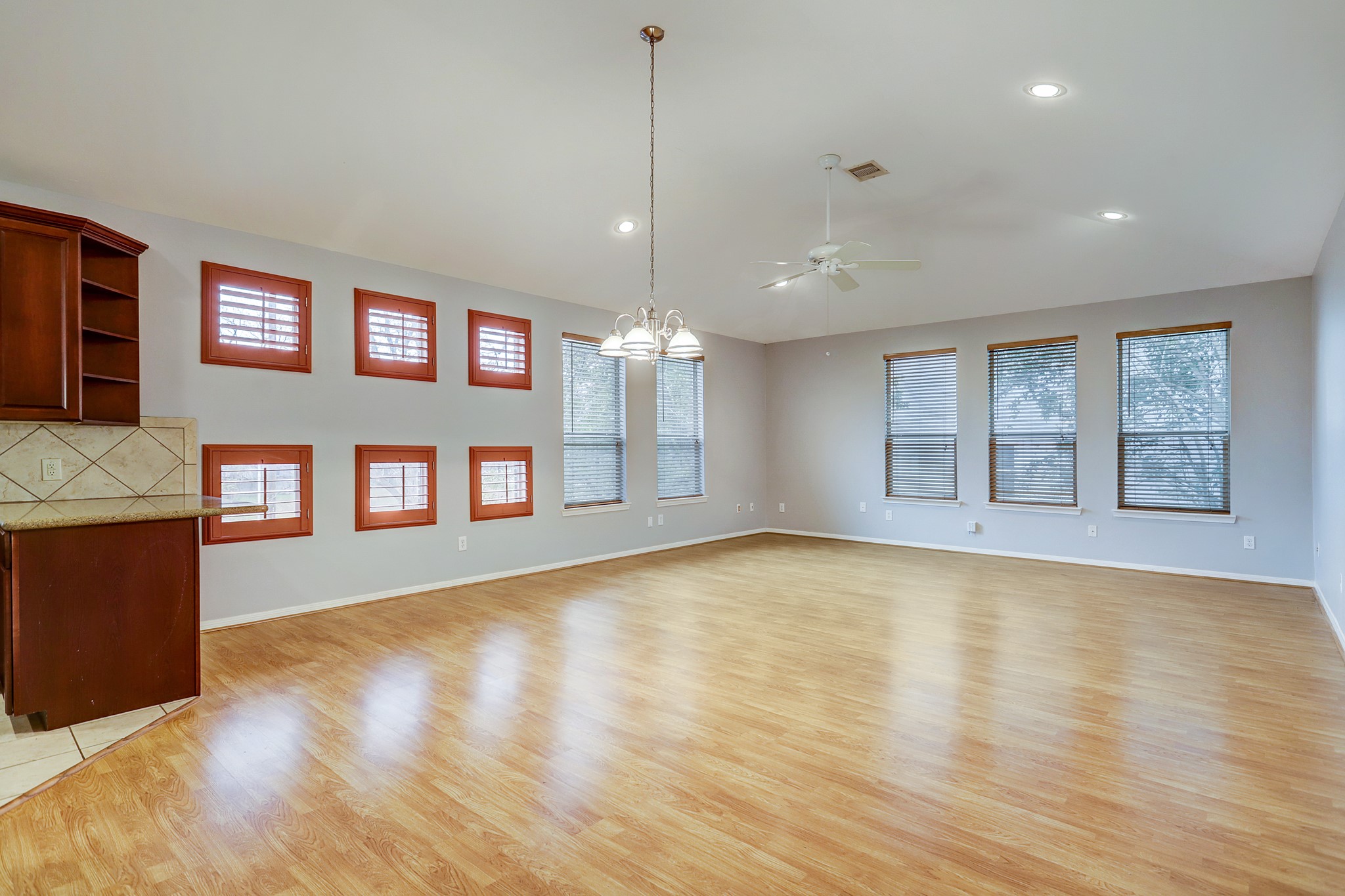  2211 Roy Street B - 物件實景
