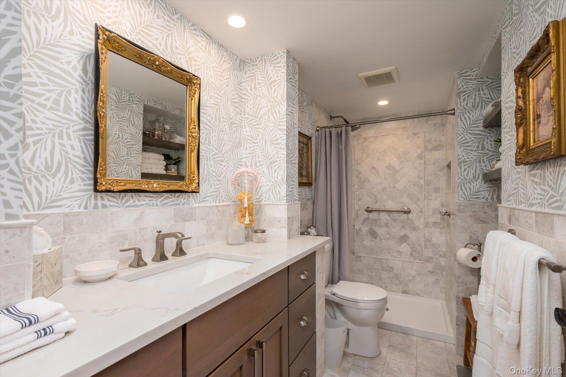  135 Post Avenue, Westbury, NY, 11590 - 物件實景