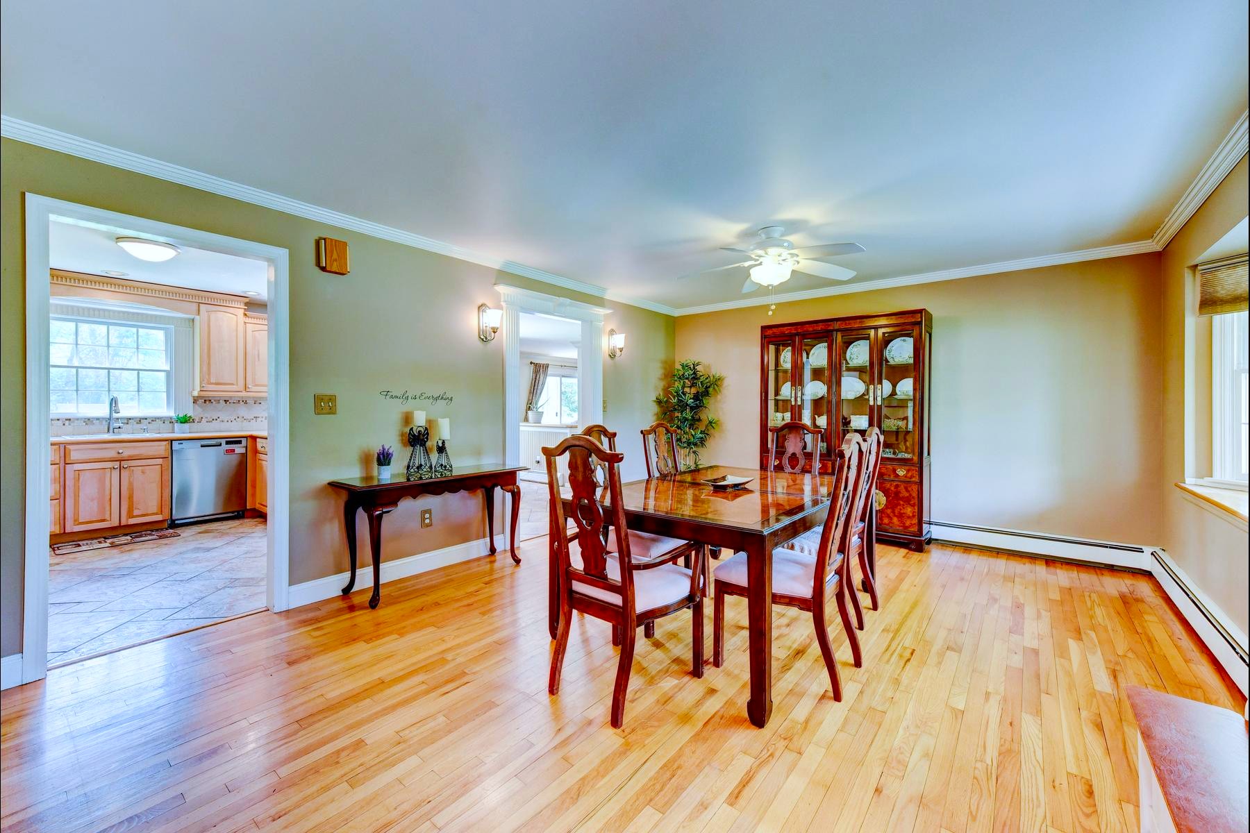  ?Glenwood? Neighborhood Colonial Offers Privacy and Flexibility - 物件實景