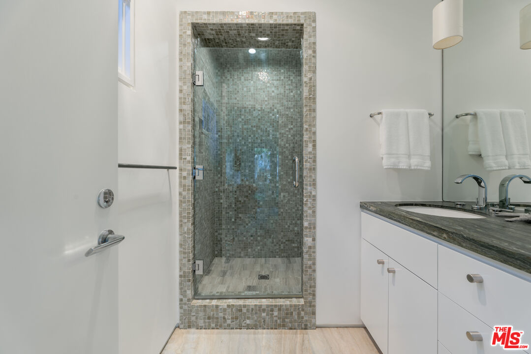 Malibu, California, 90265, United States, 4 Bedrooms Bedrooms, ,6 BathroomsBathrooms,Residential,For Sale,1912115