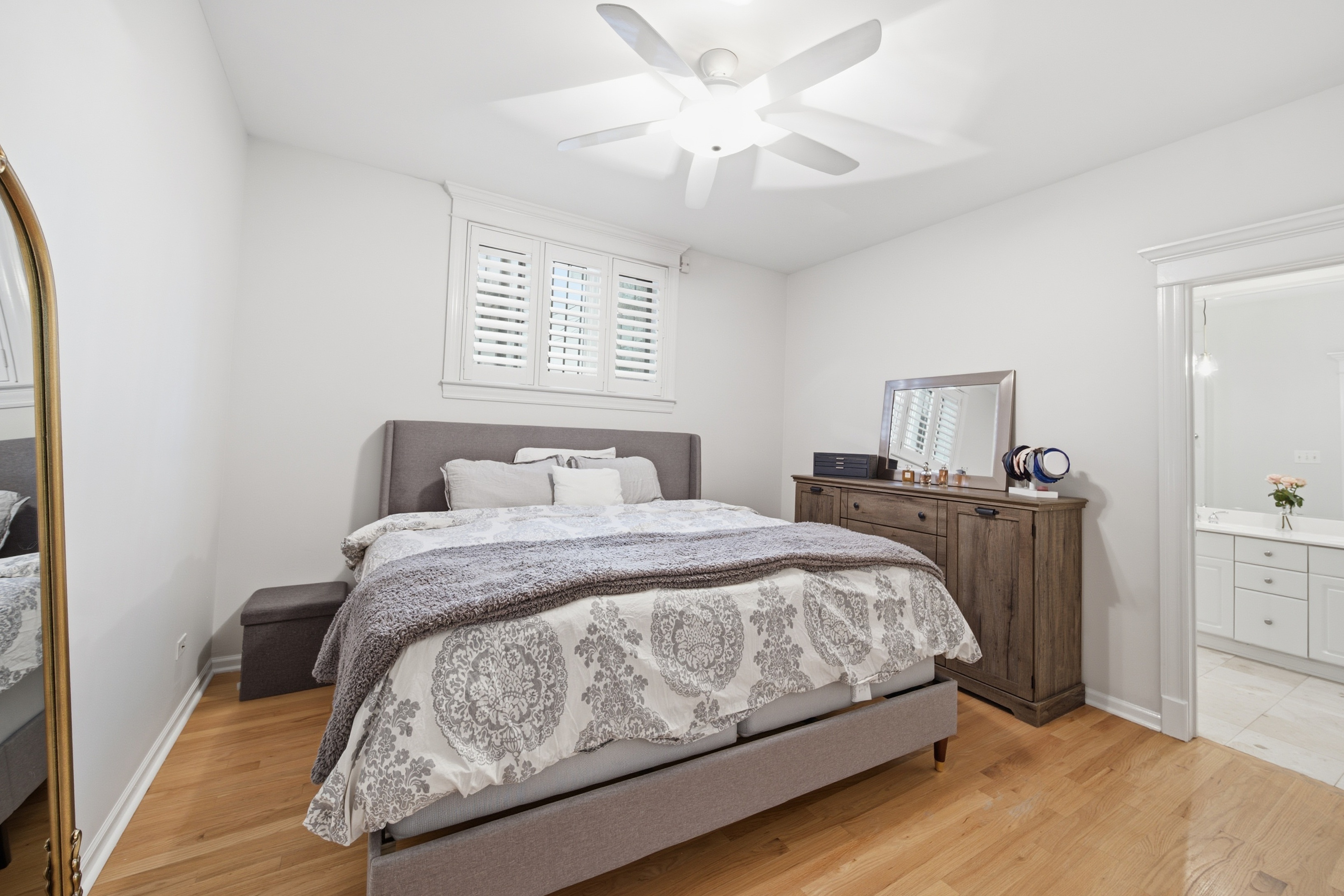  Condo Set on a Beautiful Tree-lined, One-way Street in the Heart of Lakeview - 物件實景