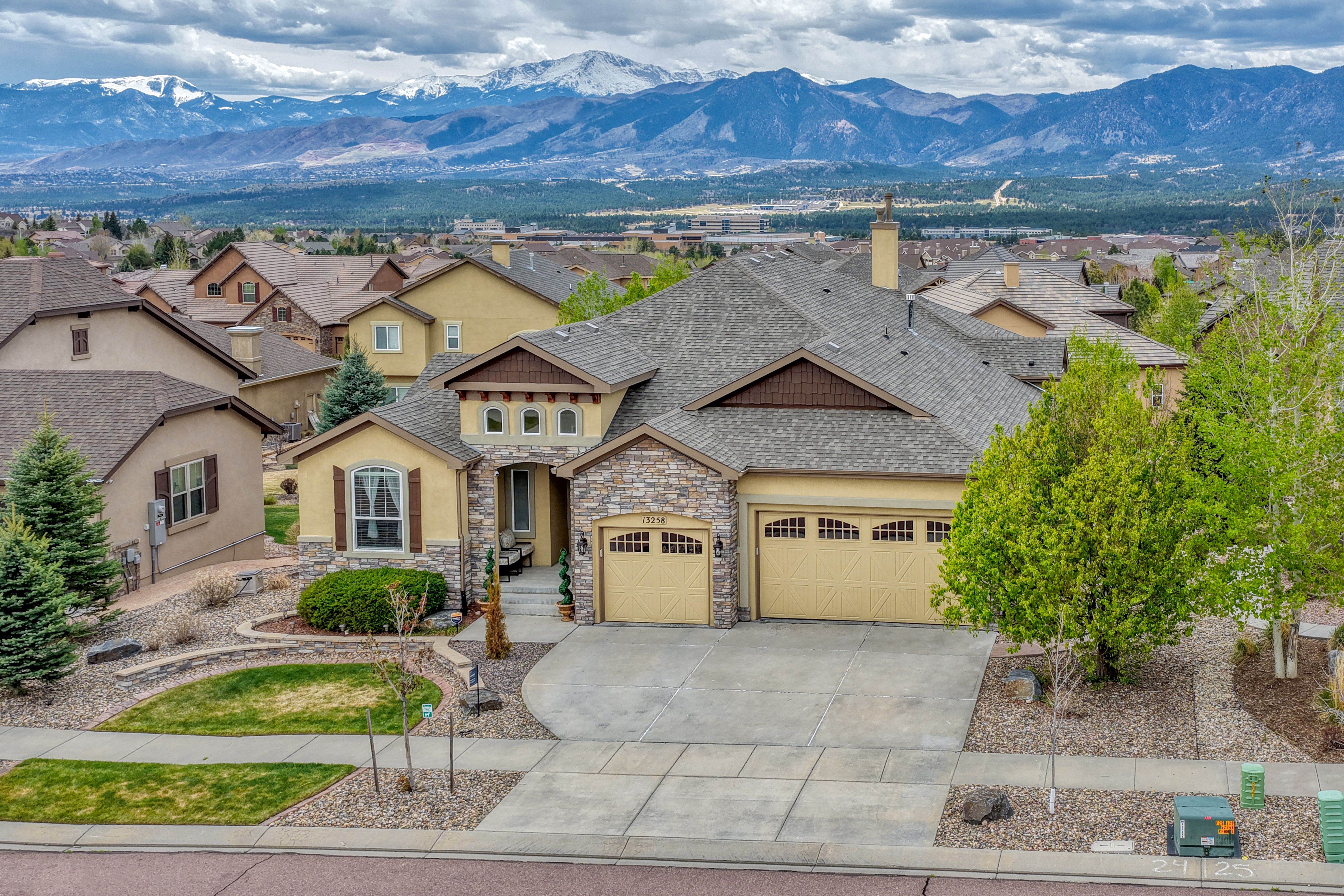  Elevated Living with Unmatched Pikes Peak Views in Flying Horse - 物件實景