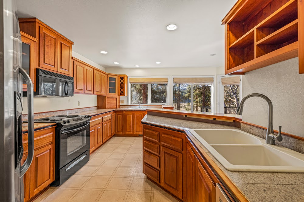 KLAMATH FALLS, Oregon, 97601, United States, 3 Bedrooms Bedrooms, ,4 BathroomsBathrooms,Residential,For Sale,1981715