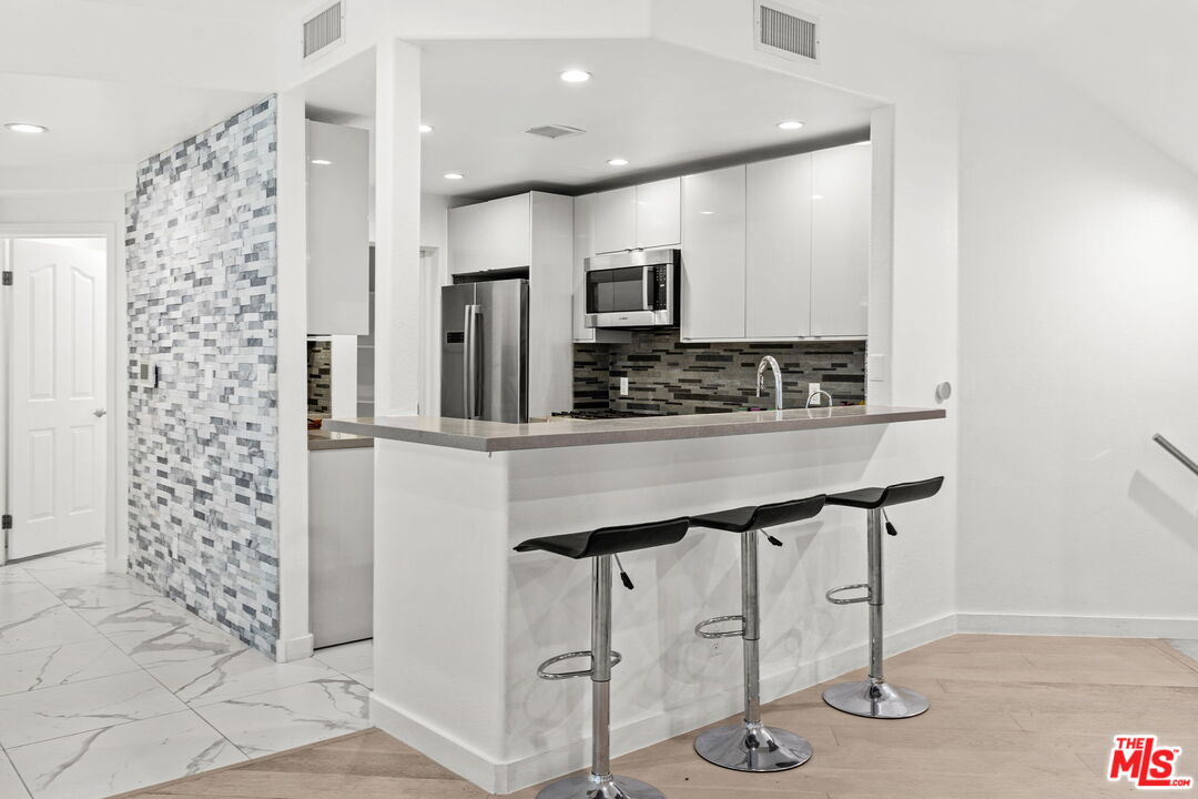 Los Angeles, California, 90049, United States, 2 Bedrooms Bedrooms, ,3 BathroomsBathrooms,Residential,For Sale,2003459