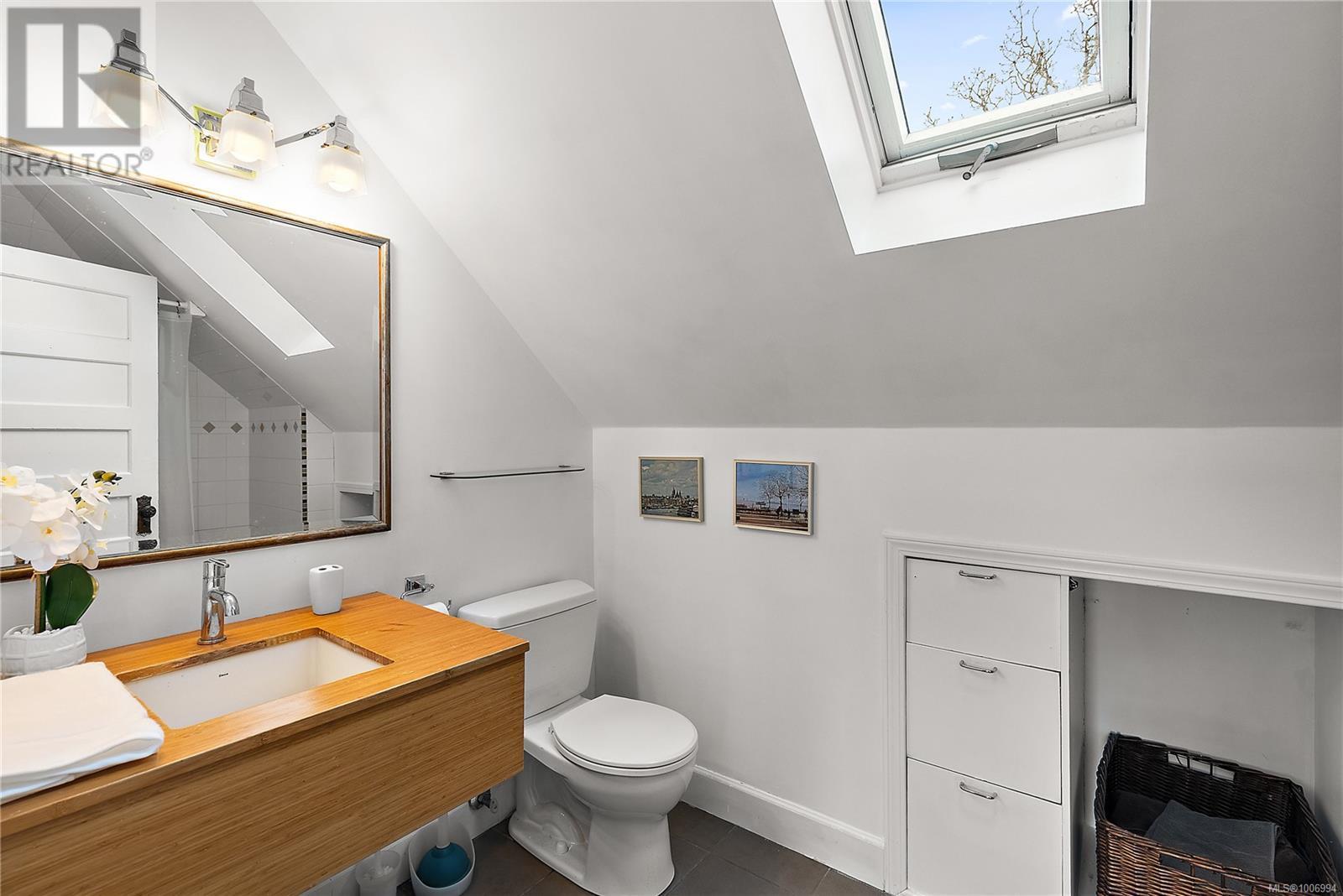 ESQUIMALT, British Columbia, V9A 5A9, CA, 2 Bedrooms Bedrooms, ,1 BathroomBathrooms,Residential,For Sale,1948185