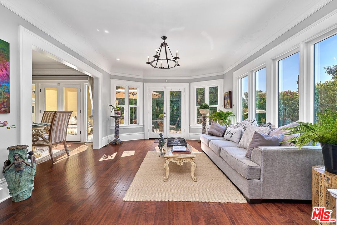 Los Angeles, California, 90005, United States, 5 Bedrooms Bedrooms, ,6 BathroomsBathrooms,Residential,For Sale,1907226