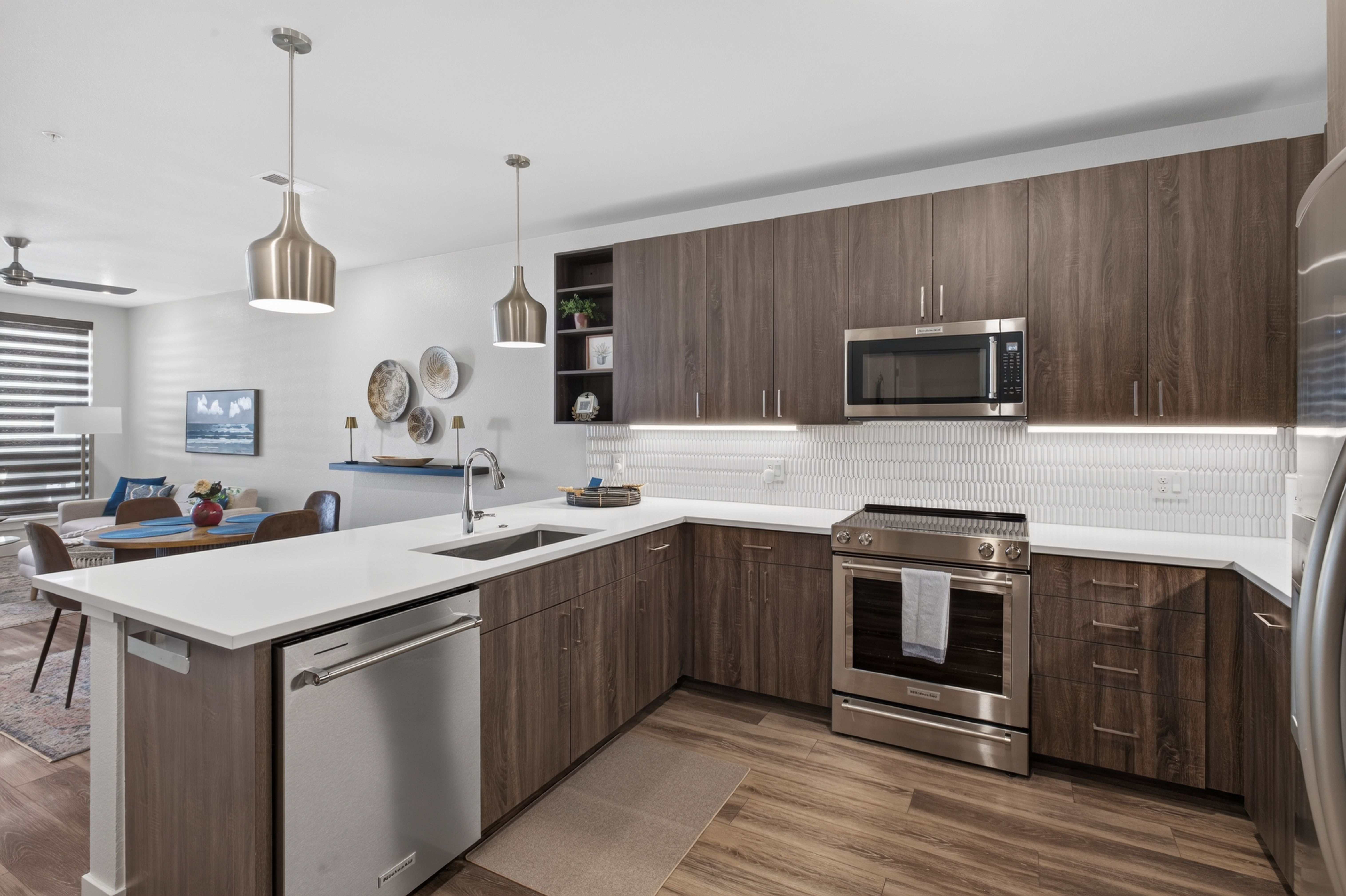 Beautiful unit with a private deck, overlooking Festival Park. - 物件實景