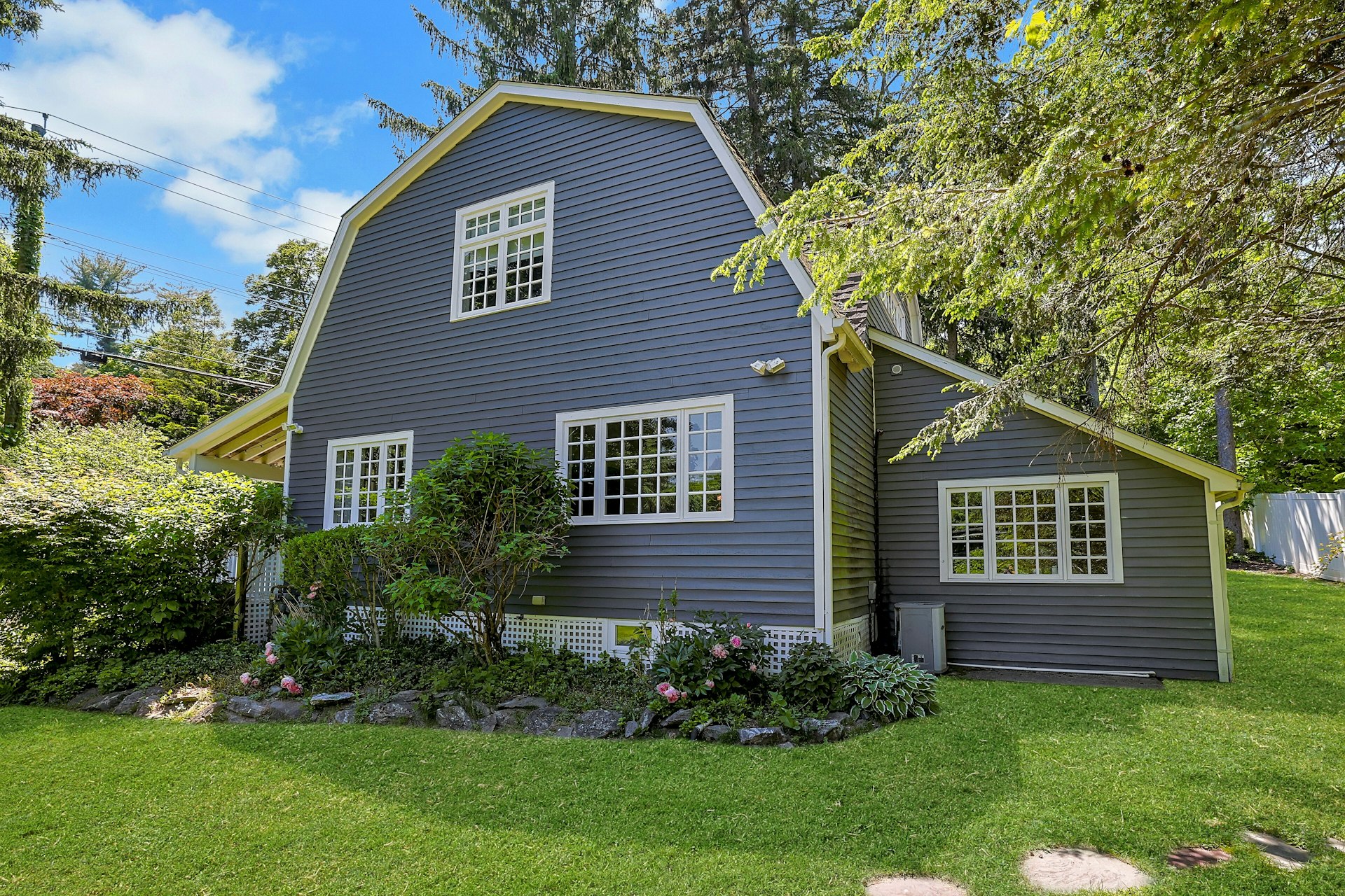  An Enchanting Dutch Colonial - 物件實景