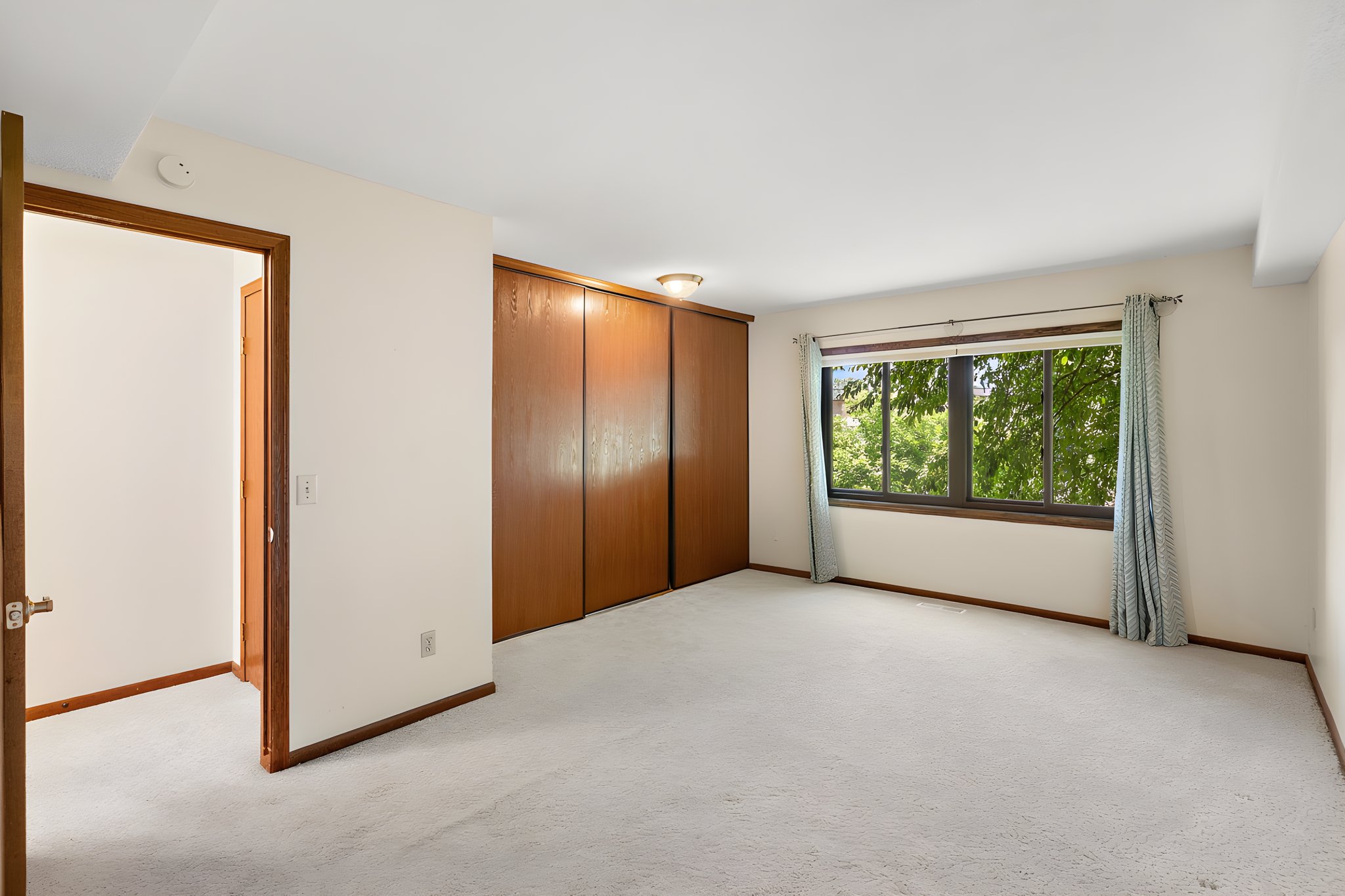  Light-Filled Loft in Desirable Woodbury - 物件實景