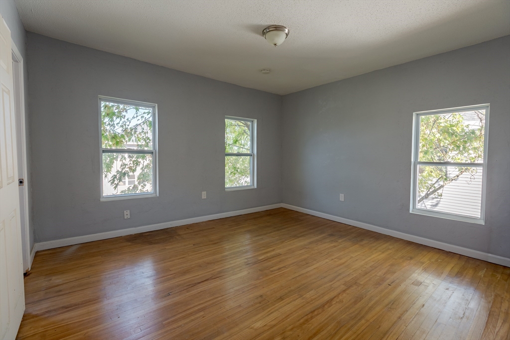 Worcester, Massachusetts, 01604, United States, 8 Bedrooms Bedrooms, ,4 BathroomsBathrooms,Residential,For Sale,1981131