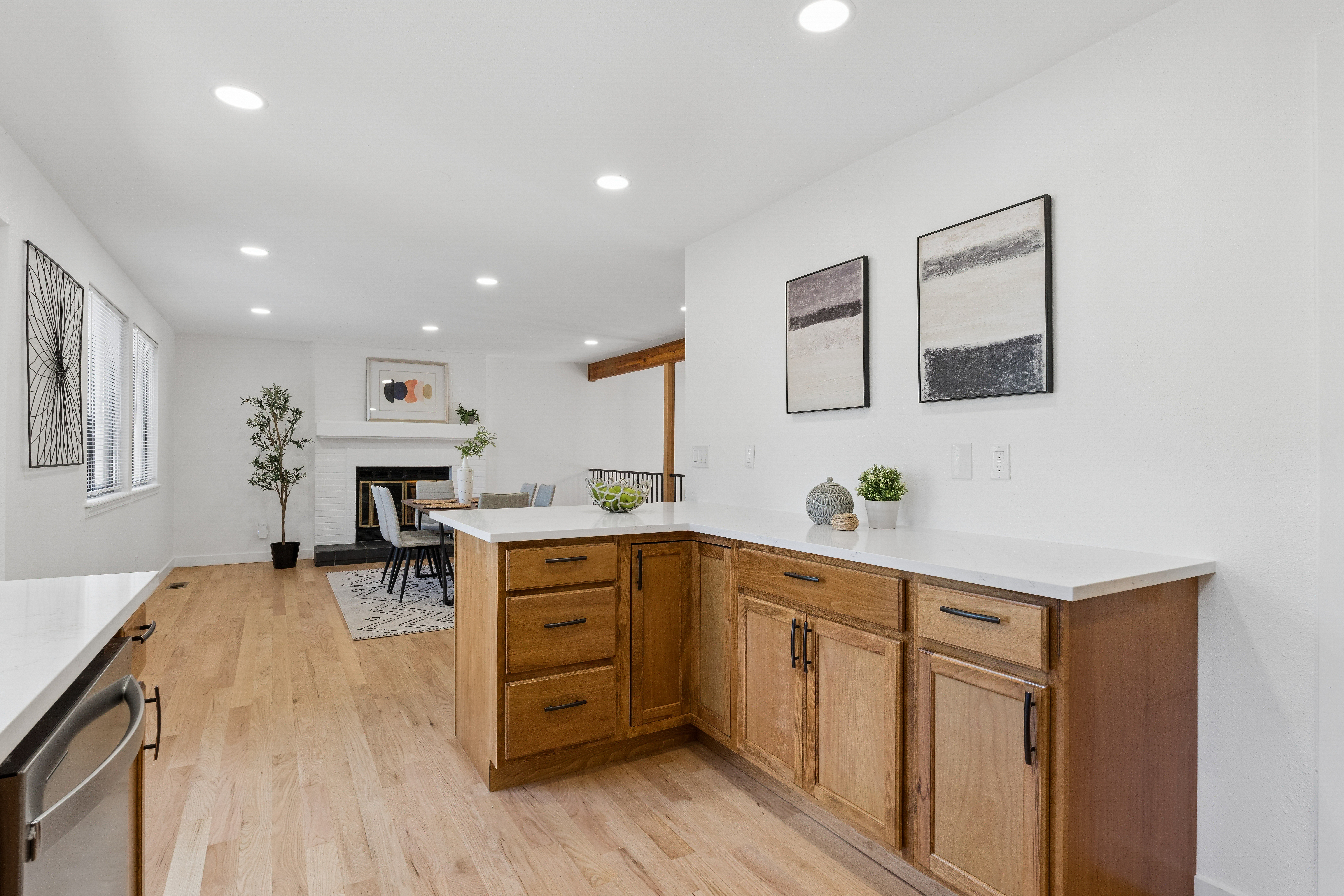  Completely reimagined, refreshed, and ready, this charming home on quiet street - 物件實景