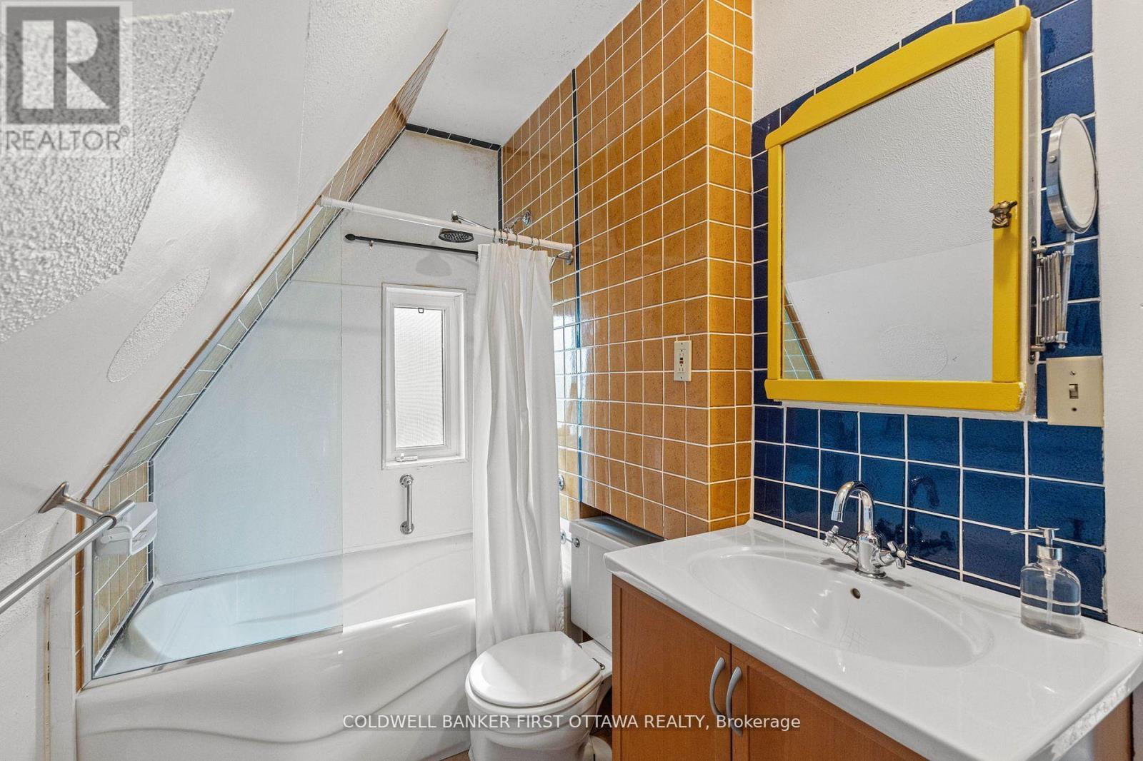 OTTAWA, Ontario, K2B 6Y5, CA, 3 Bedrooms Bedrooms, ,2 BathroomsBathrooms,Residential,For Sale,1903613
