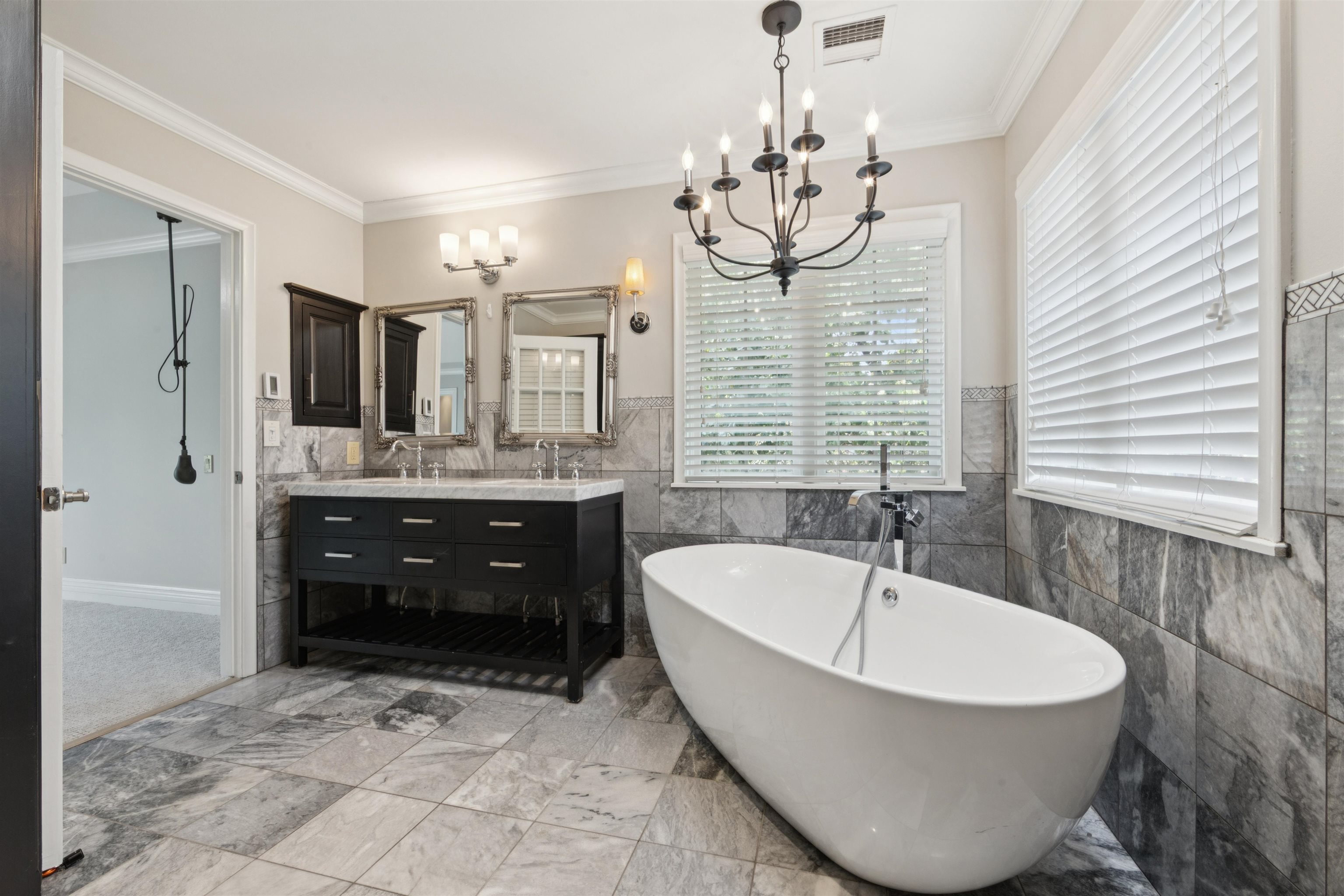 Wichita, Kansas, 67206, United States, 2 Bedrooms Bedrooms, ,4 BathroomsBathrooms,Residential,For Sale,1911450