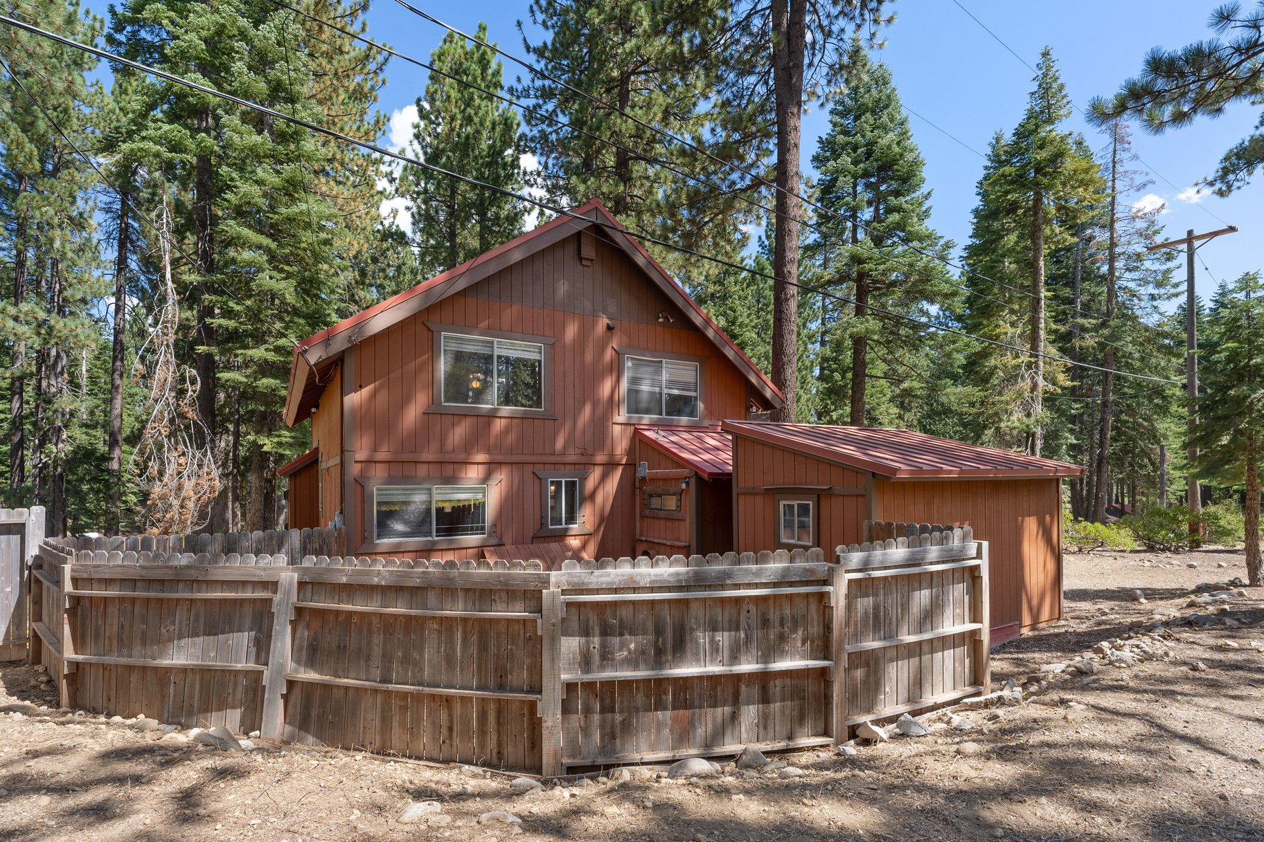  West Shore Gem - An Authentic Pineland Chalet with Detached Garage + Studio - 物件實景