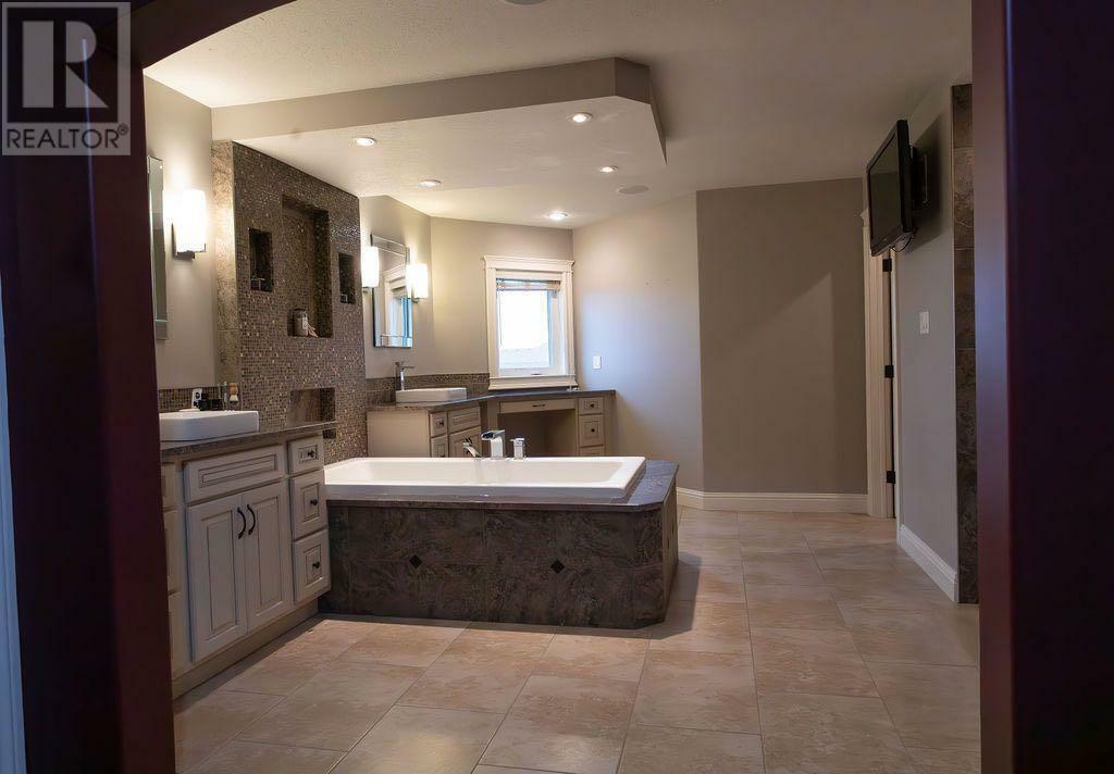 WAINWRIGHT, Alberta, T9W 0A6, CA, 4 Bedrooms Bedrooms, ,5 BathroomsBathrooms,Residential,For Sale,1838525