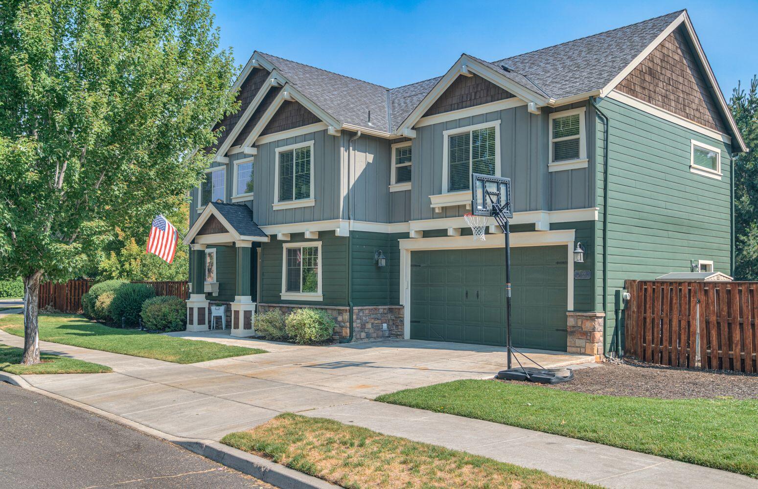 Redmond, Oregon, 97756, United States, 4 Bedrooms Bedrooms, ,3 BathroomsBathrooms,Residential,For Sale,1898439