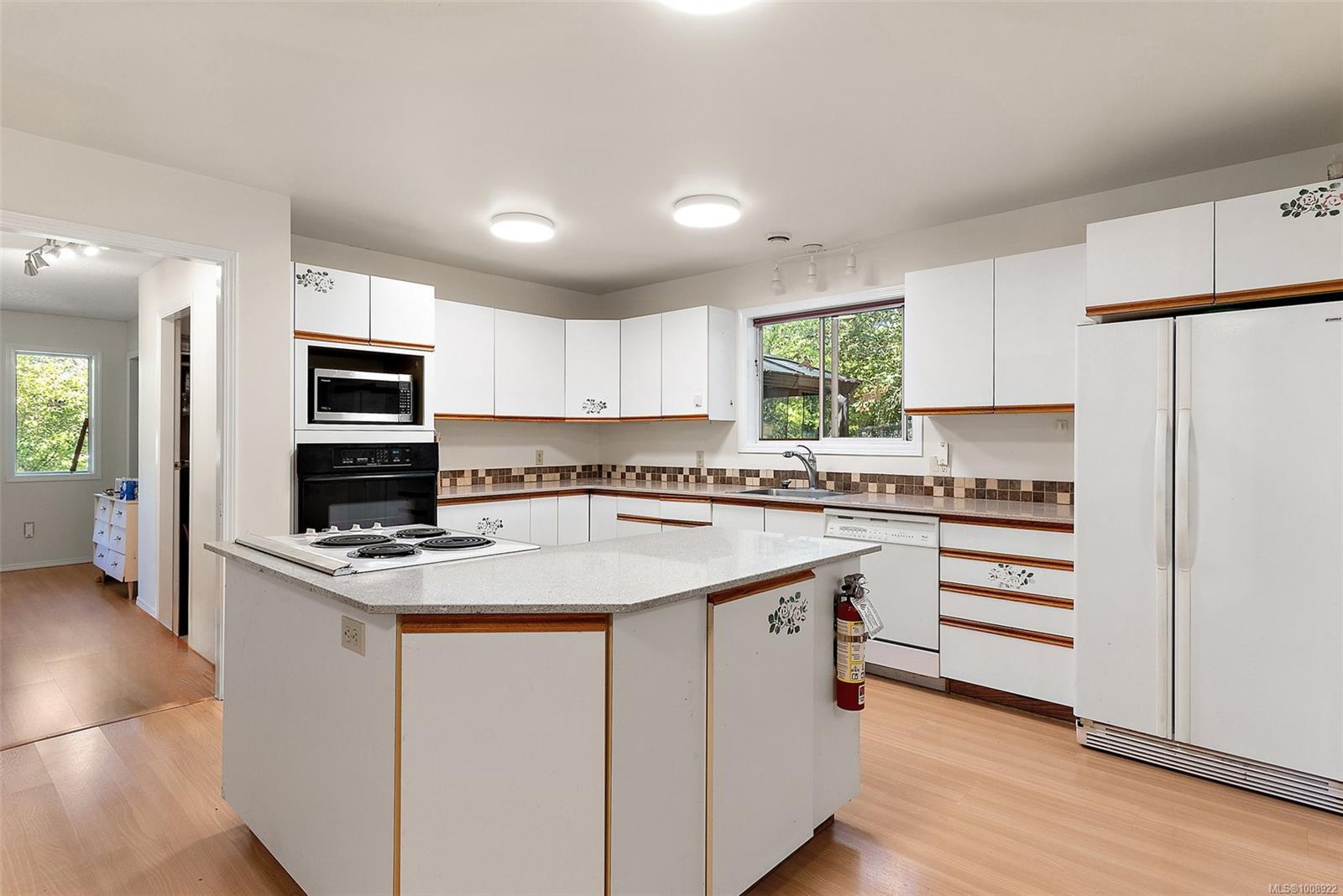 SAANICH, British Columbia, V8Z 3G7, CA, 3 Bedrooms Bedrooms, ,Residential,For Sale,1946868