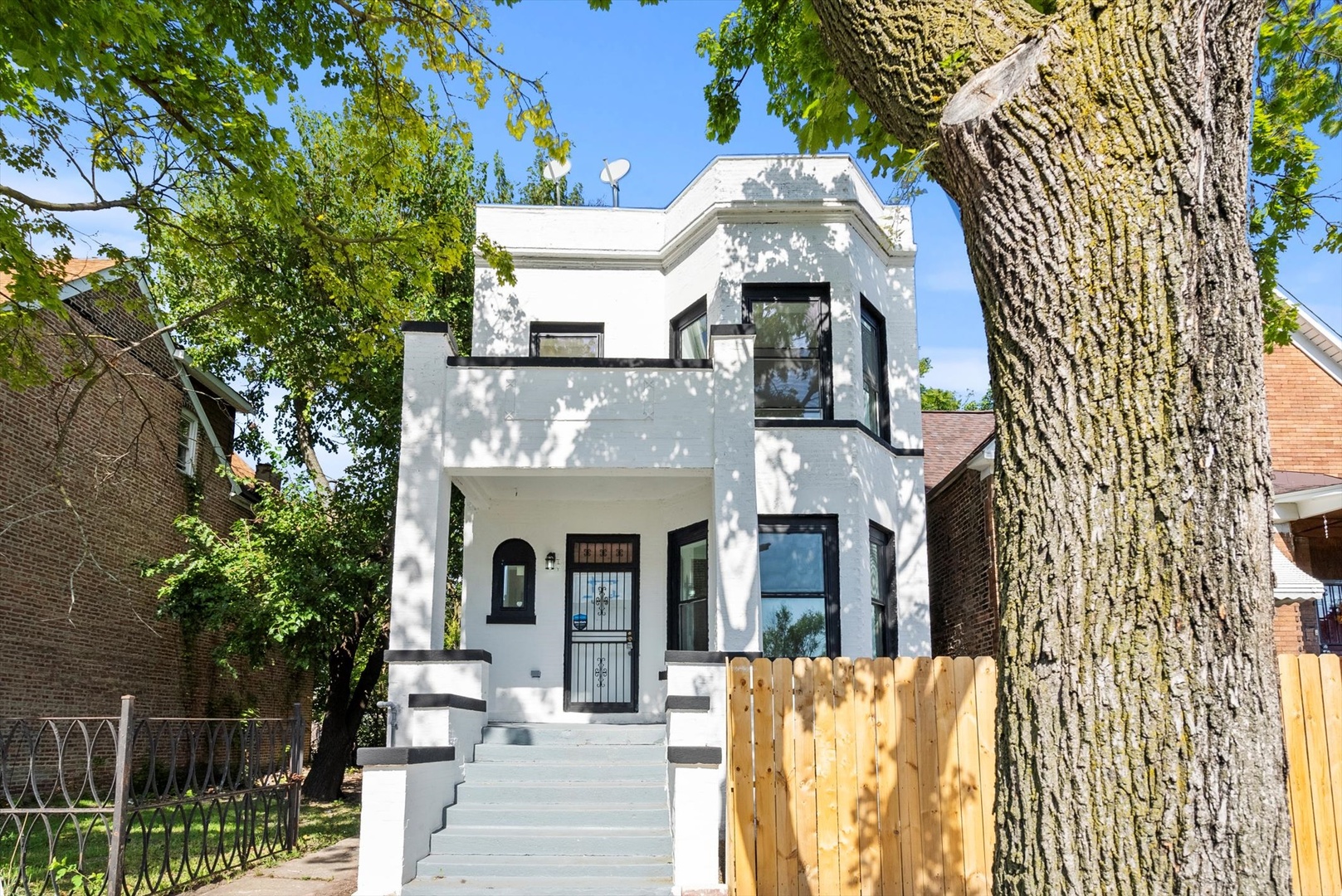 Chicago, Illinois, 60624-2620, United States, 6 Bedrooms Bedrooms, ,3 BathroomsBathrooms,Residential,For Sale,1915629