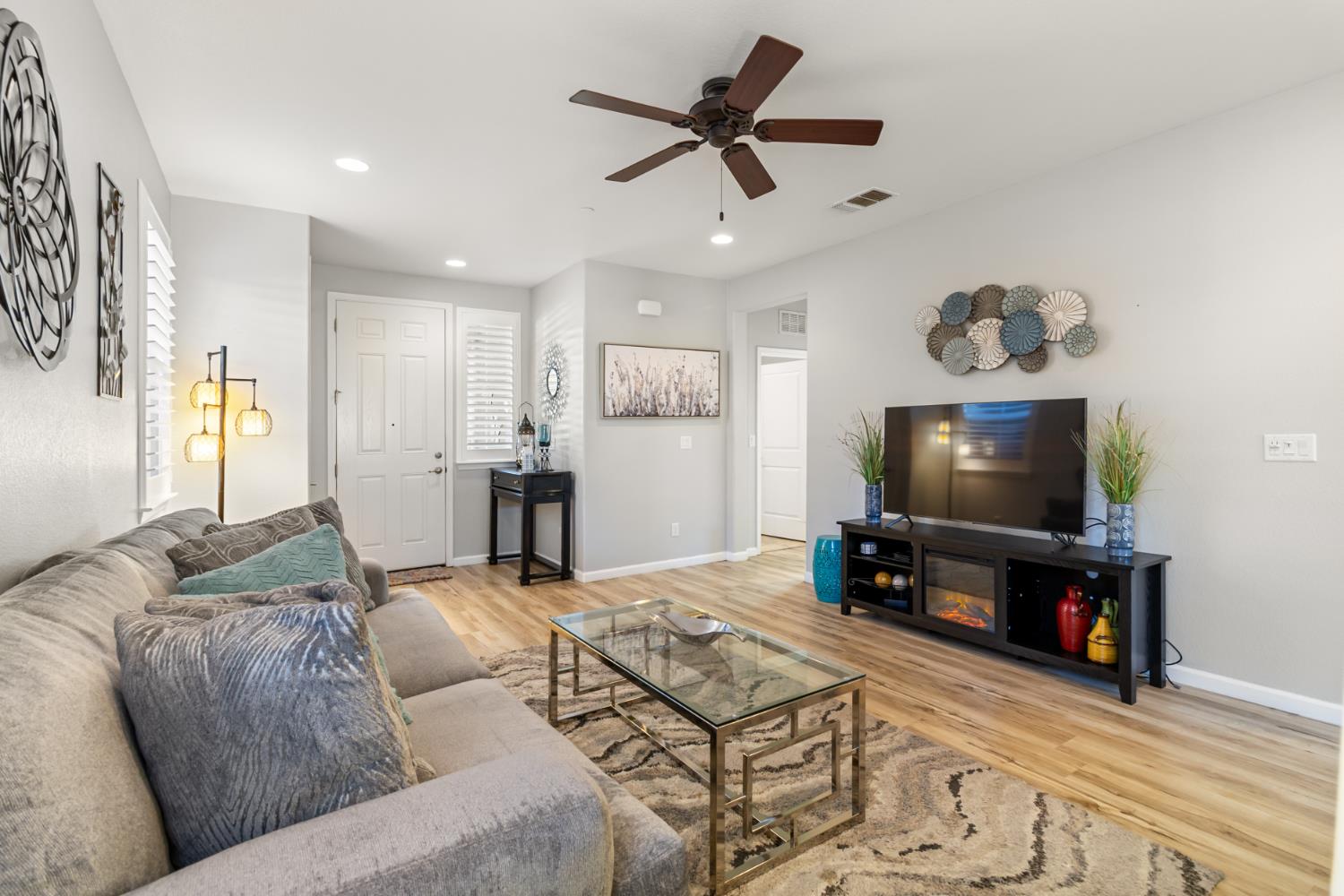 Elk Grove, California, 95757, United States, 2 Bedrooms Bedrooms, ,2 BathroomsBathrooms,Residential,For Sale,1989569