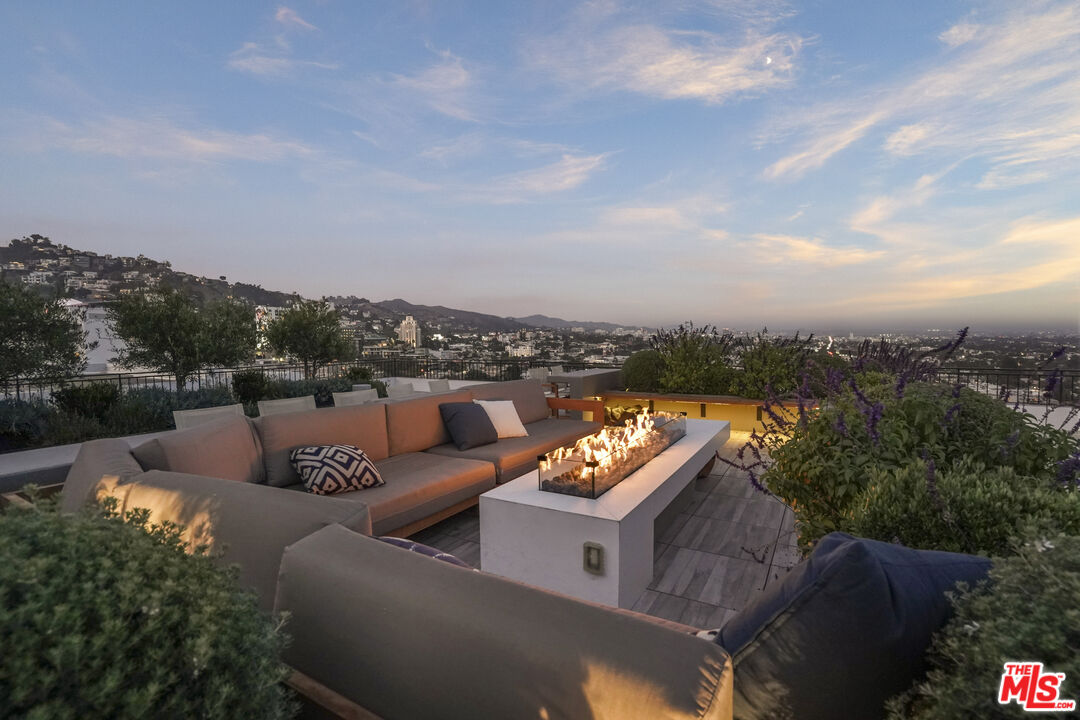 West Hollywood, California, 90069, United States, 2 Bedrooms Bedrooms, ,2 BathroomsBathrooms,Residential,For Sale,1910905
