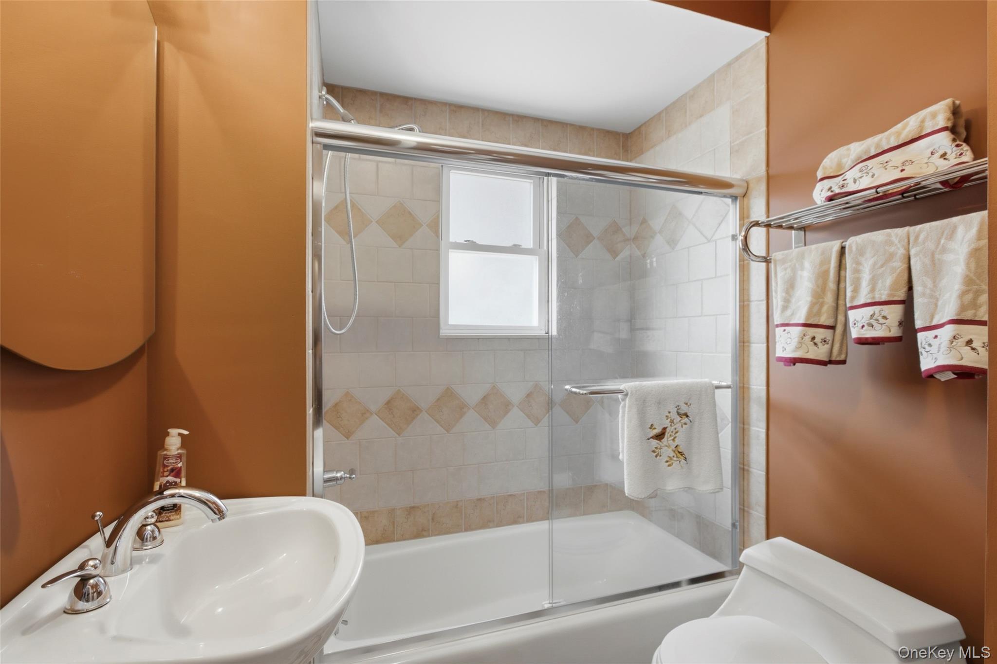  194 Willis Avenue, Floral Park, NY, 11001 - 物件實景