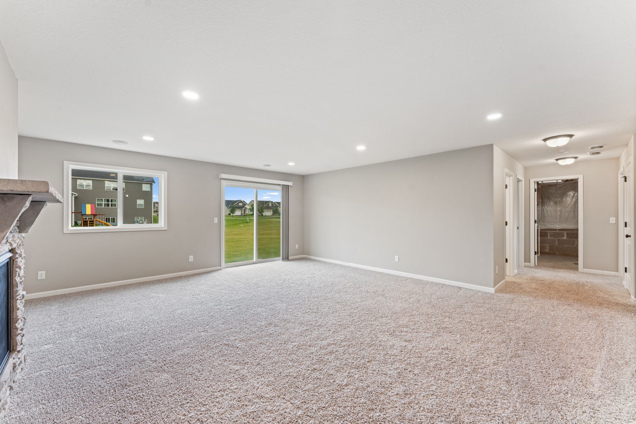  Spacious Walkout Living on a Prime Corner Lot - 物件實景